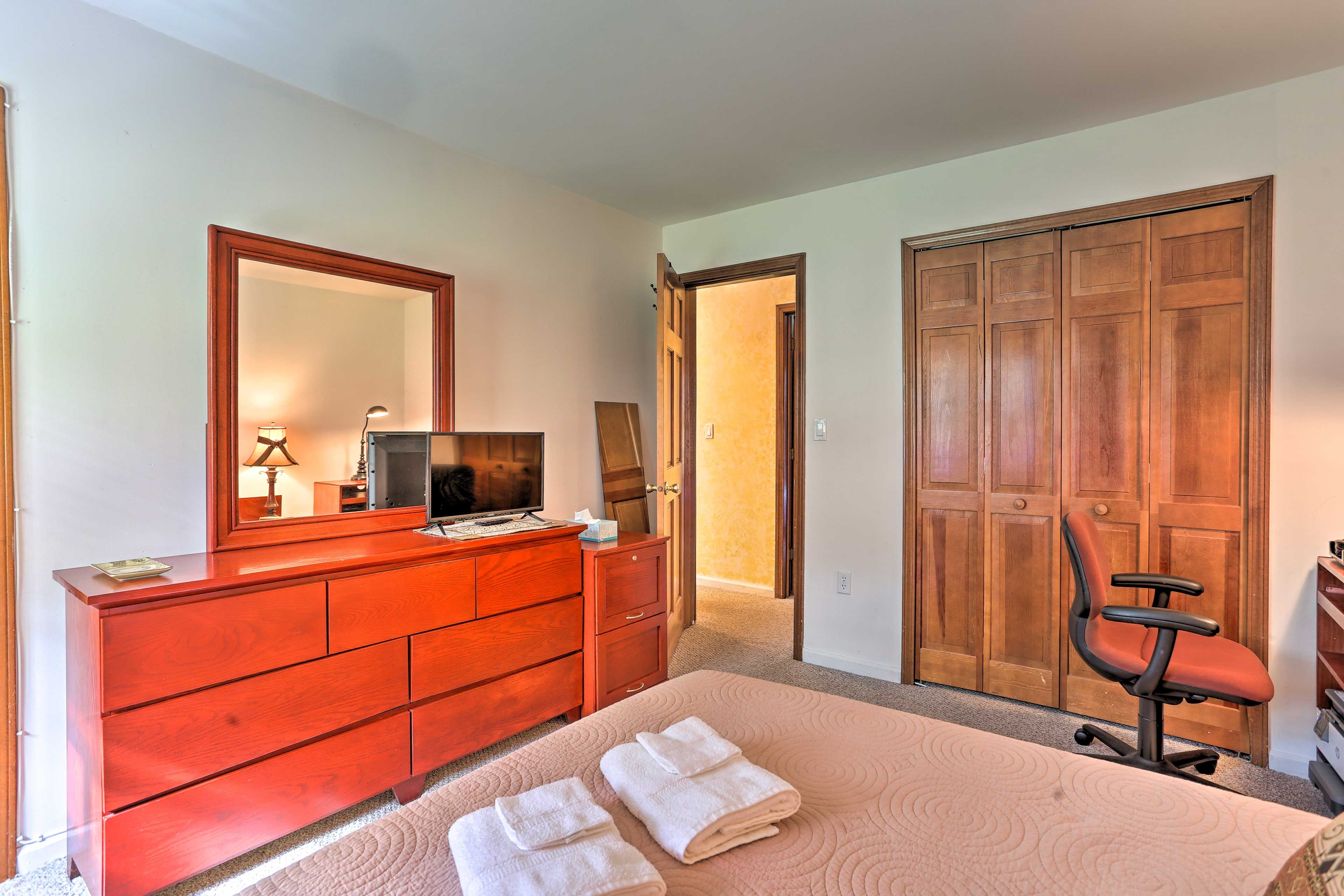 Bedroom 1 | Flat-Screen TV