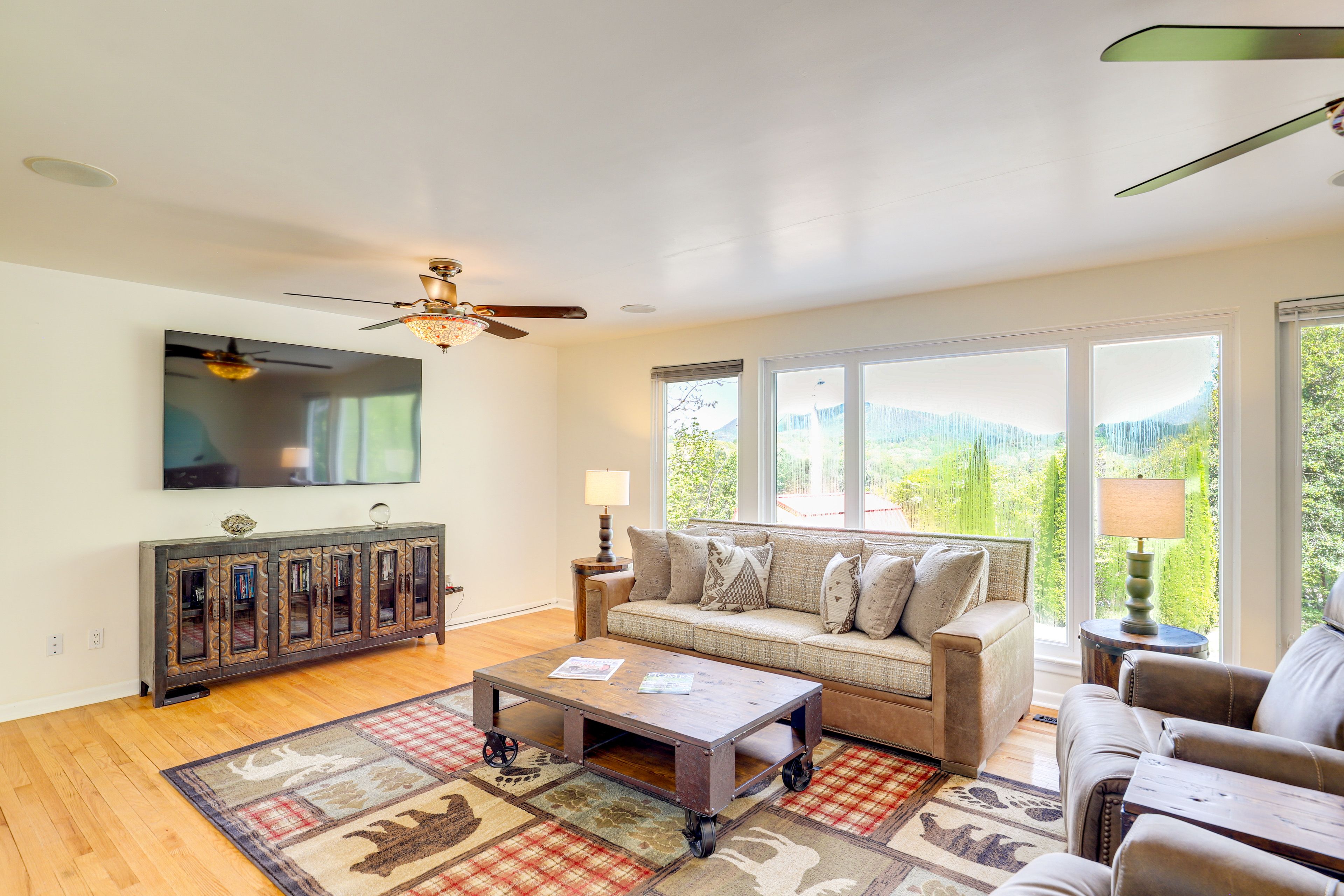 Living Room | Mountain Views | Smart TV