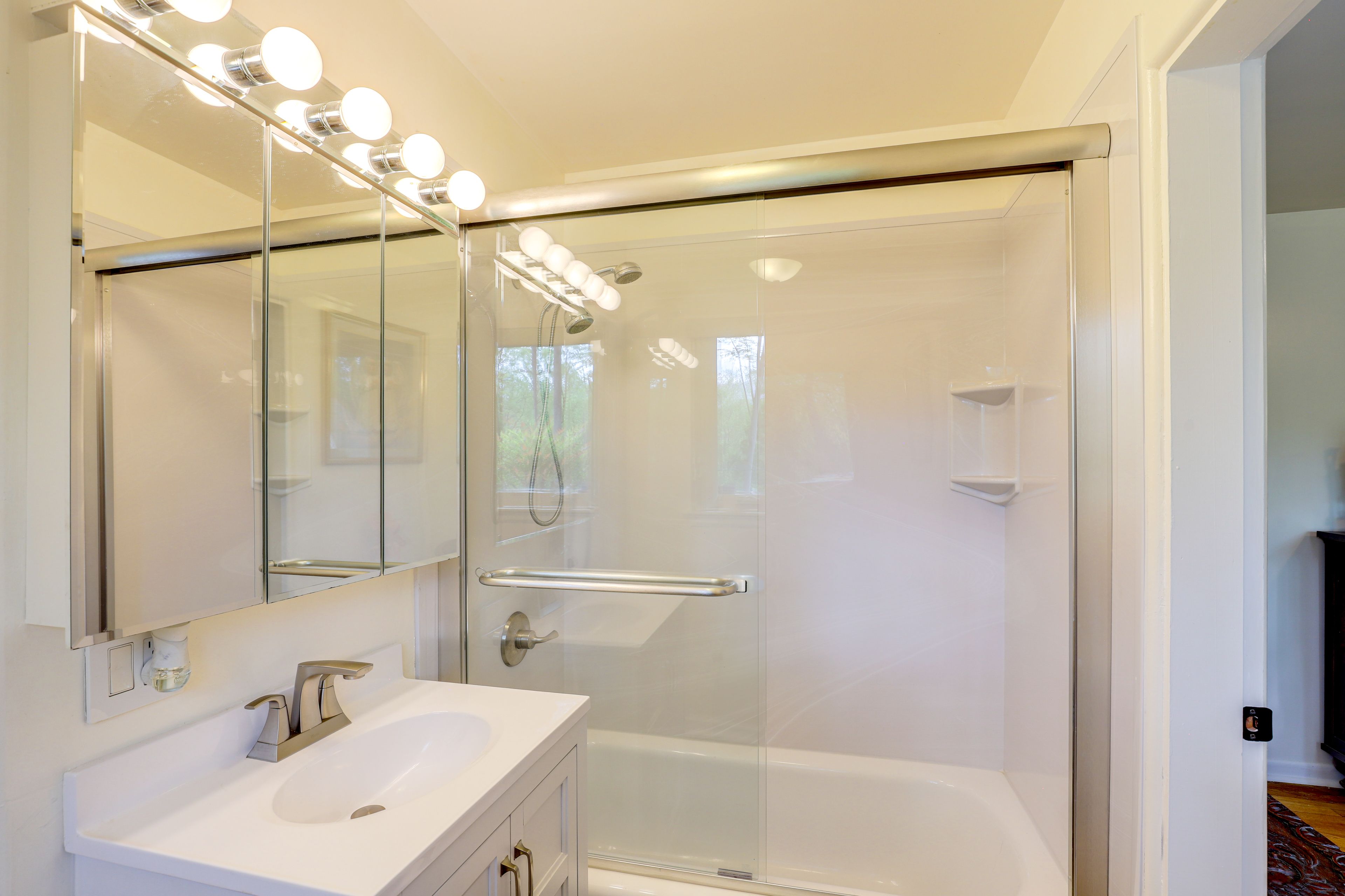 Jack-and-Jill Bathroom | Towels Provided