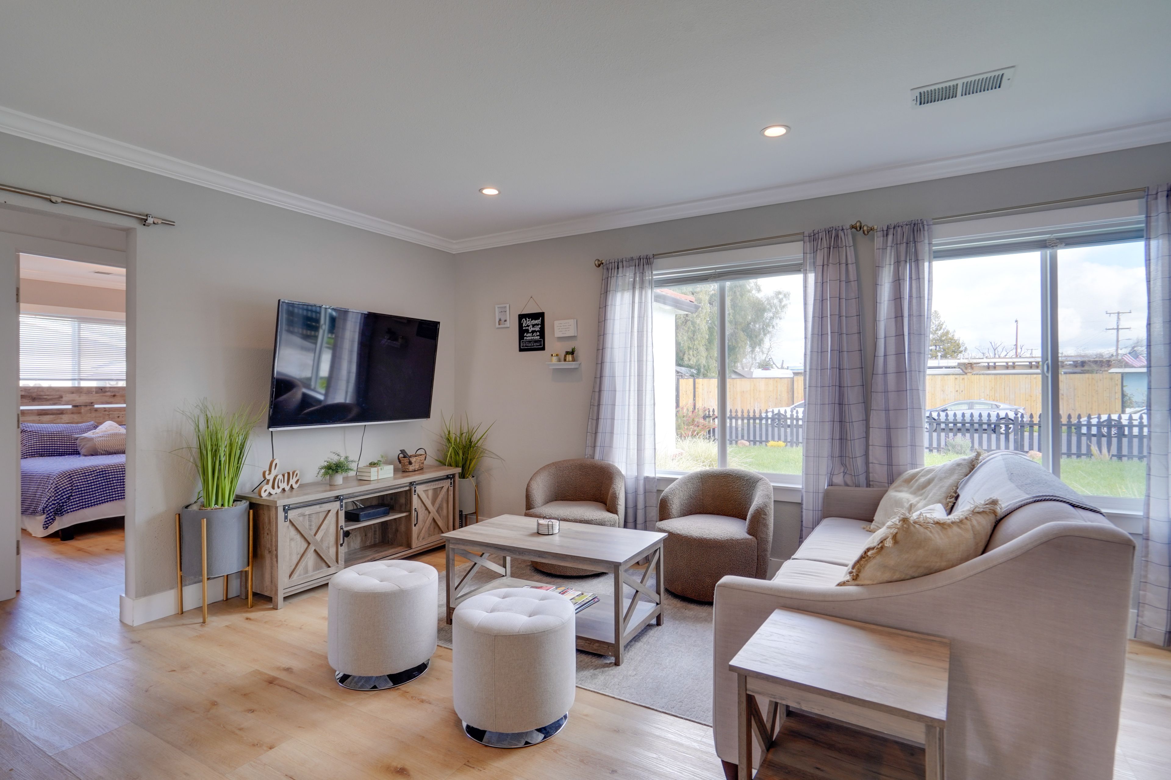 Living Room | Free WiFi | Smart TV w/ Cable
