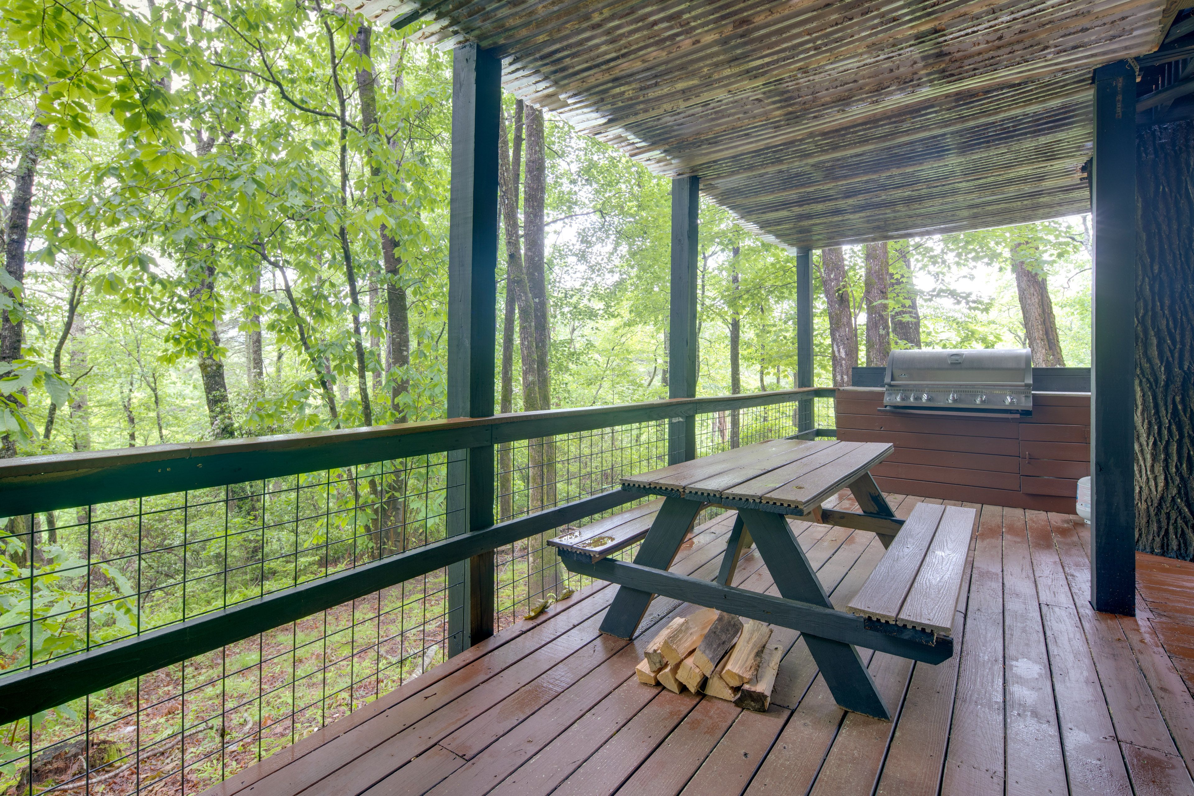 Covered Deck | Gas Grill | Picnic Area | Lounge Chairs