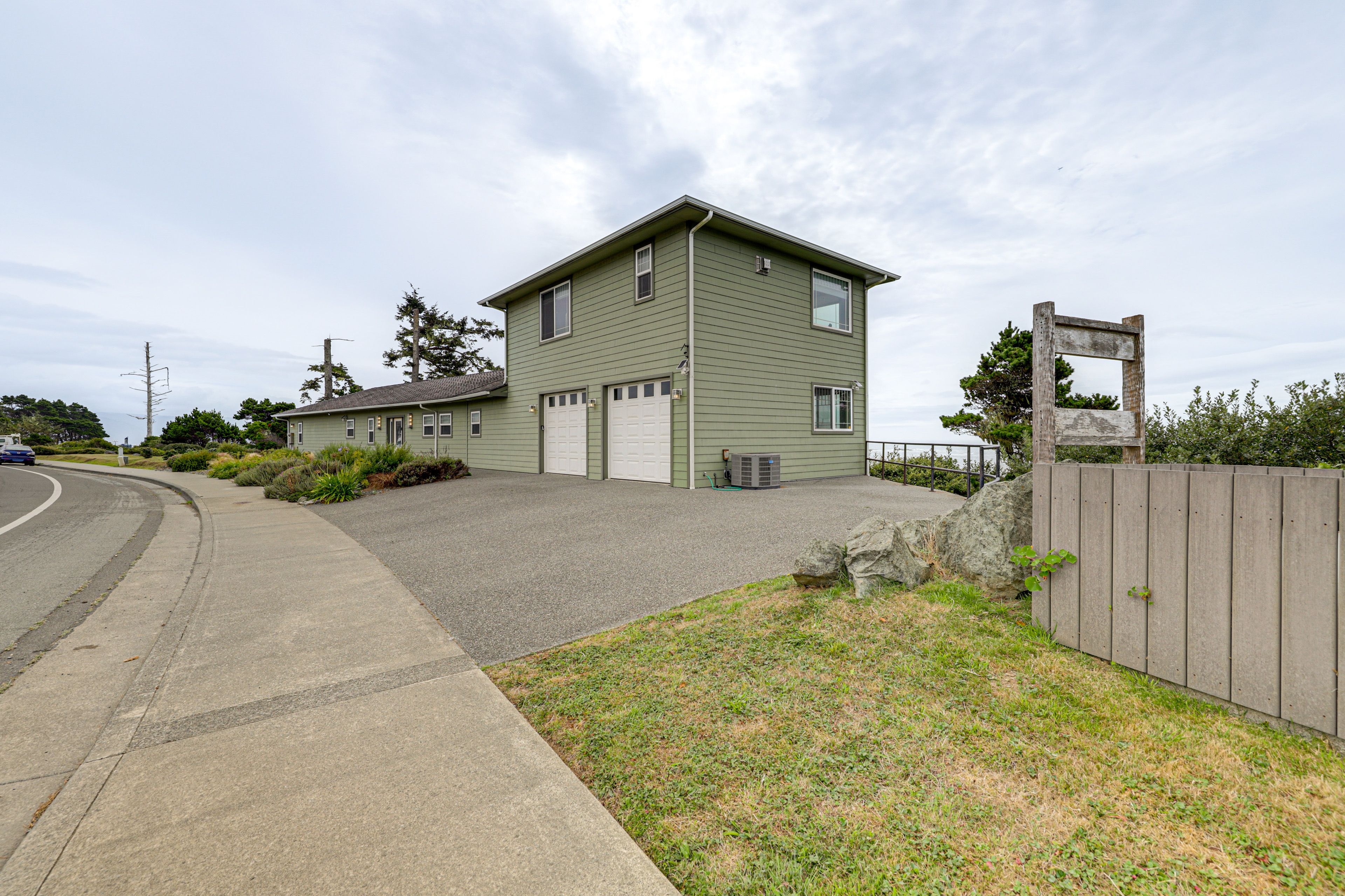 Exterior | Parking | Driveway (4 Vehicles)