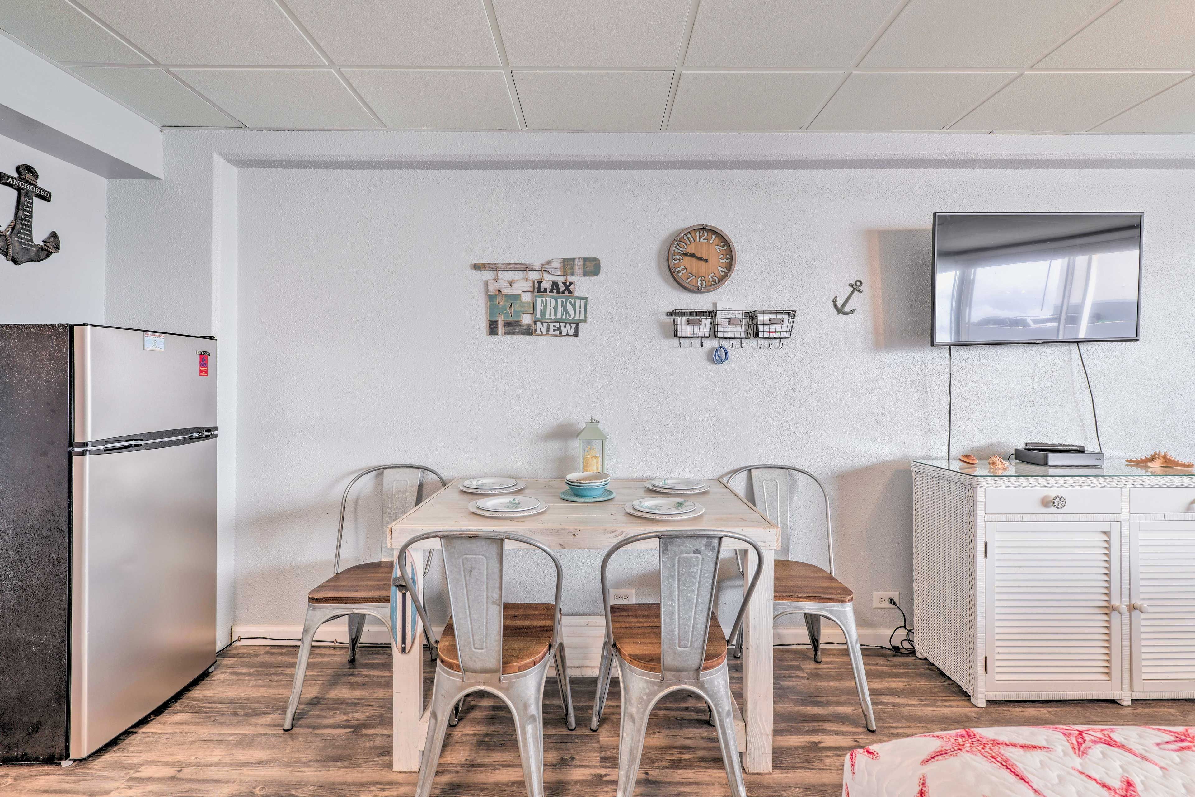 Dining Area | Smart TV w/ Cable