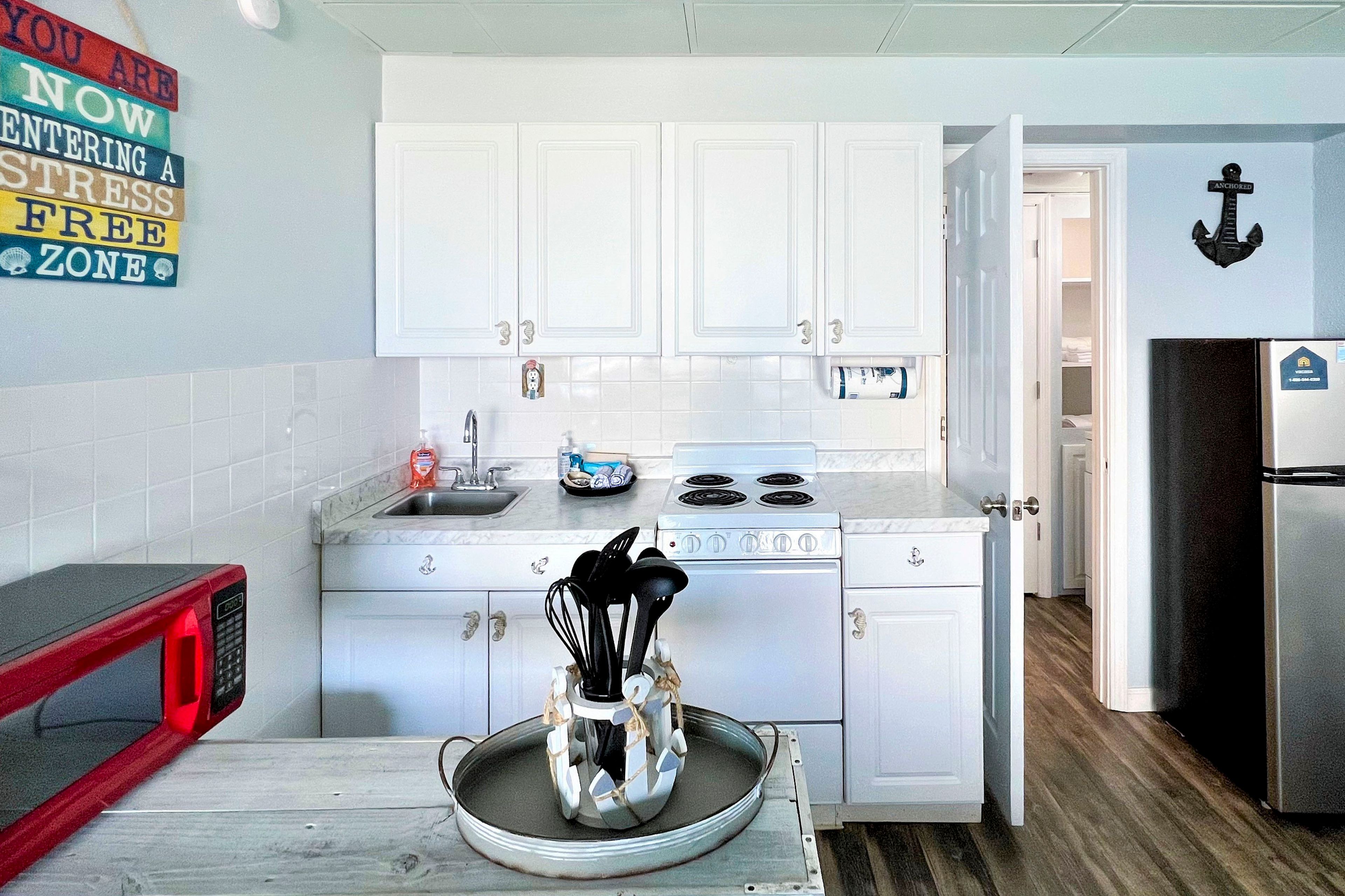 Kitchenette | Toaster | Paper Towels