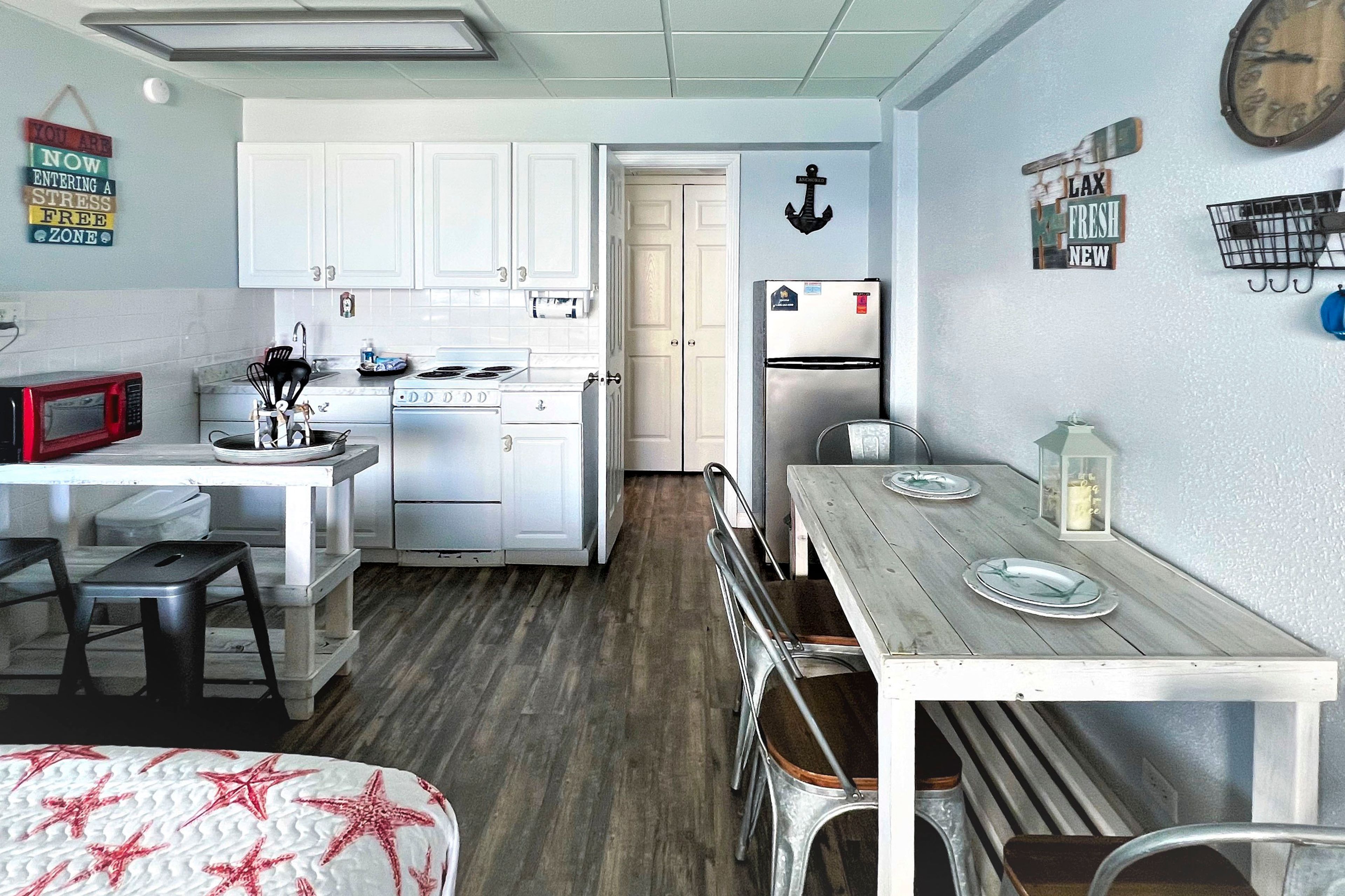Dining Area | Dishware Provided