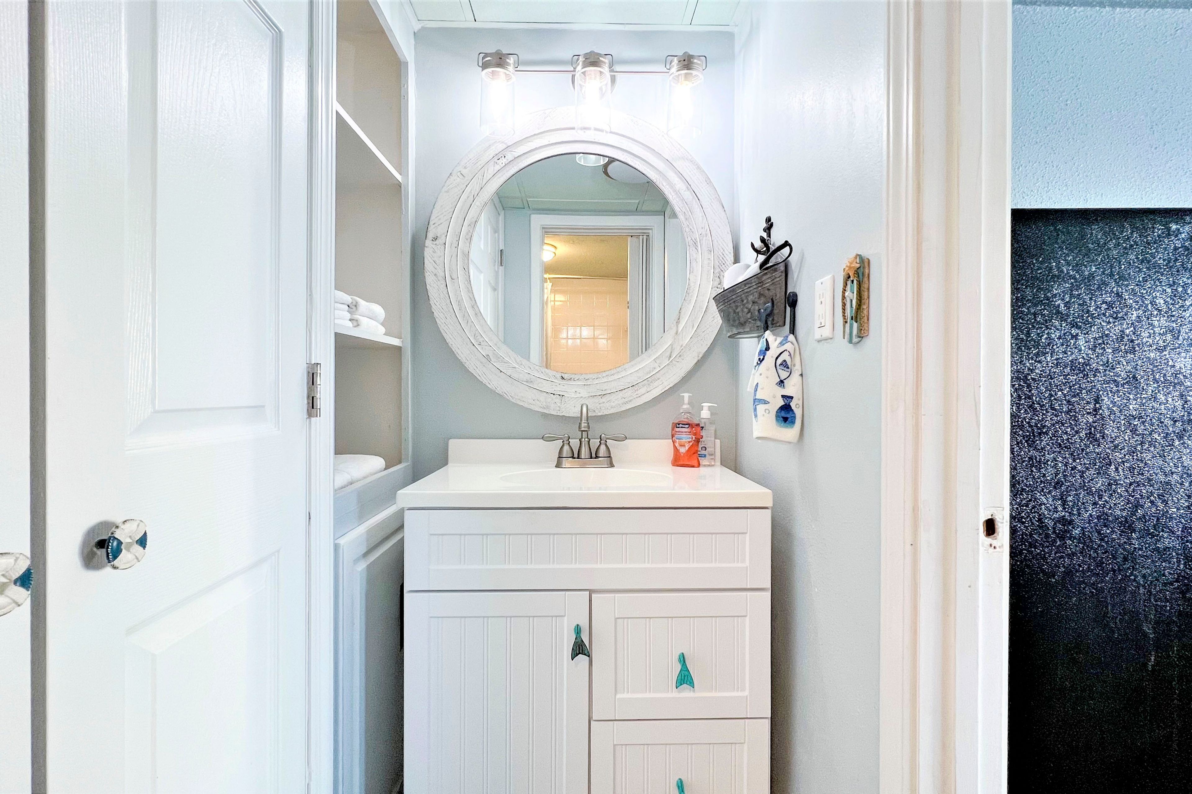 Full Bathroom | Towels Provided | Complimentary Toiletries