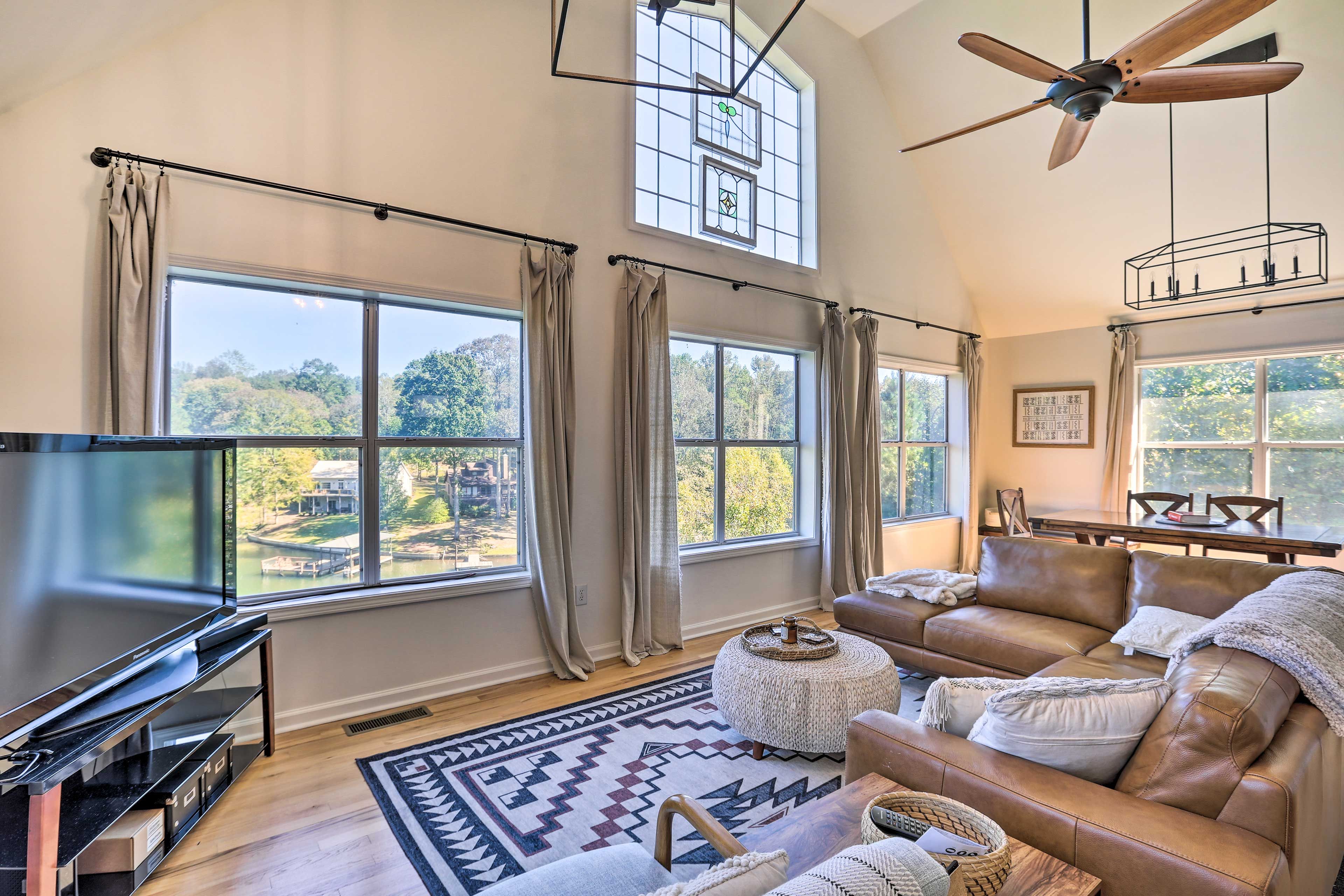 Living Area | Smart TV