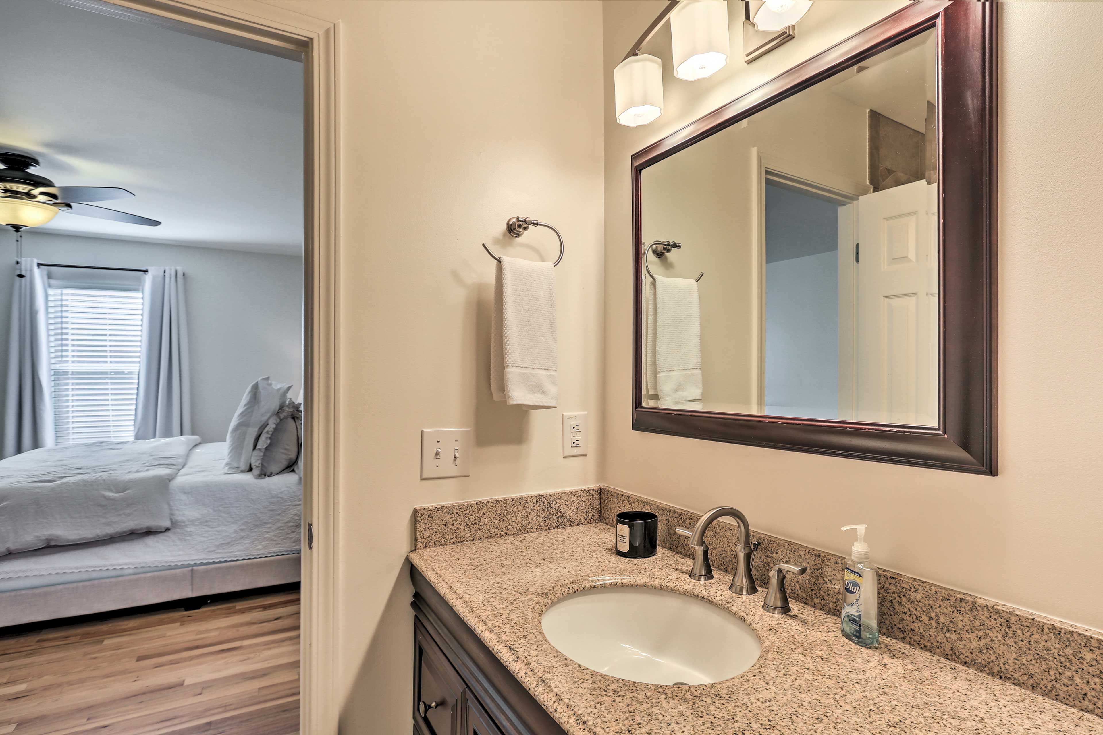 En-Suite Bathroom | Complimentary Toiletries | Upper Level
