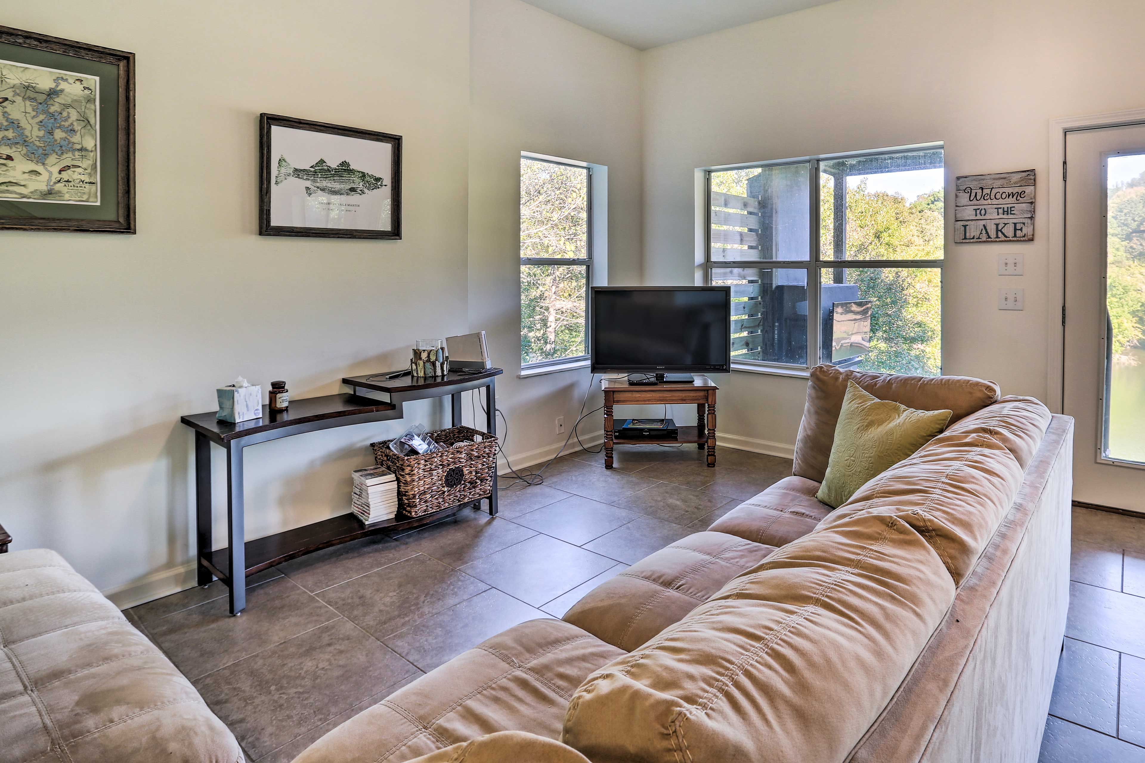 Living Area | Smart TV