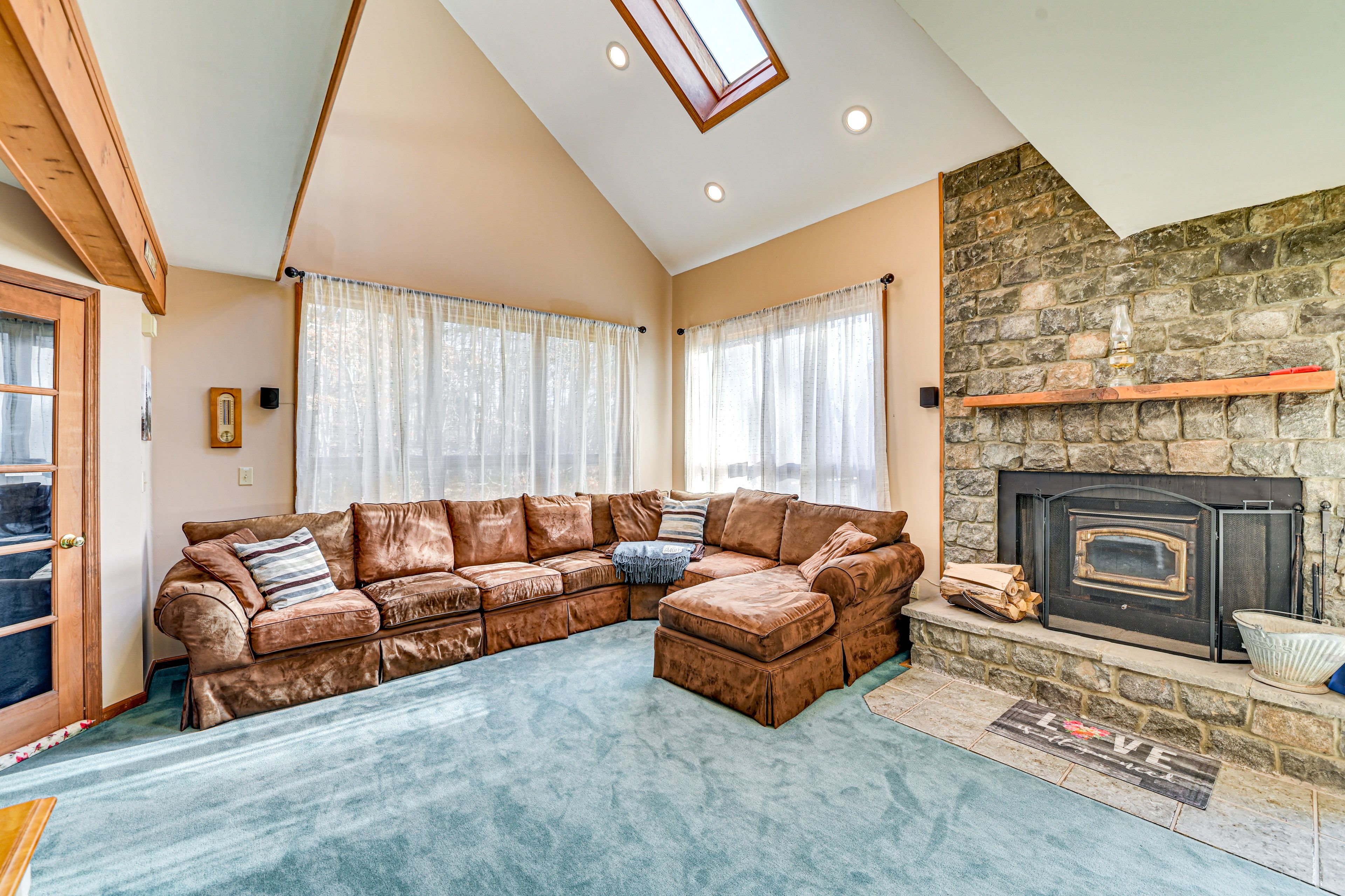 Living Room | Flat-Screen TV | Fireplace