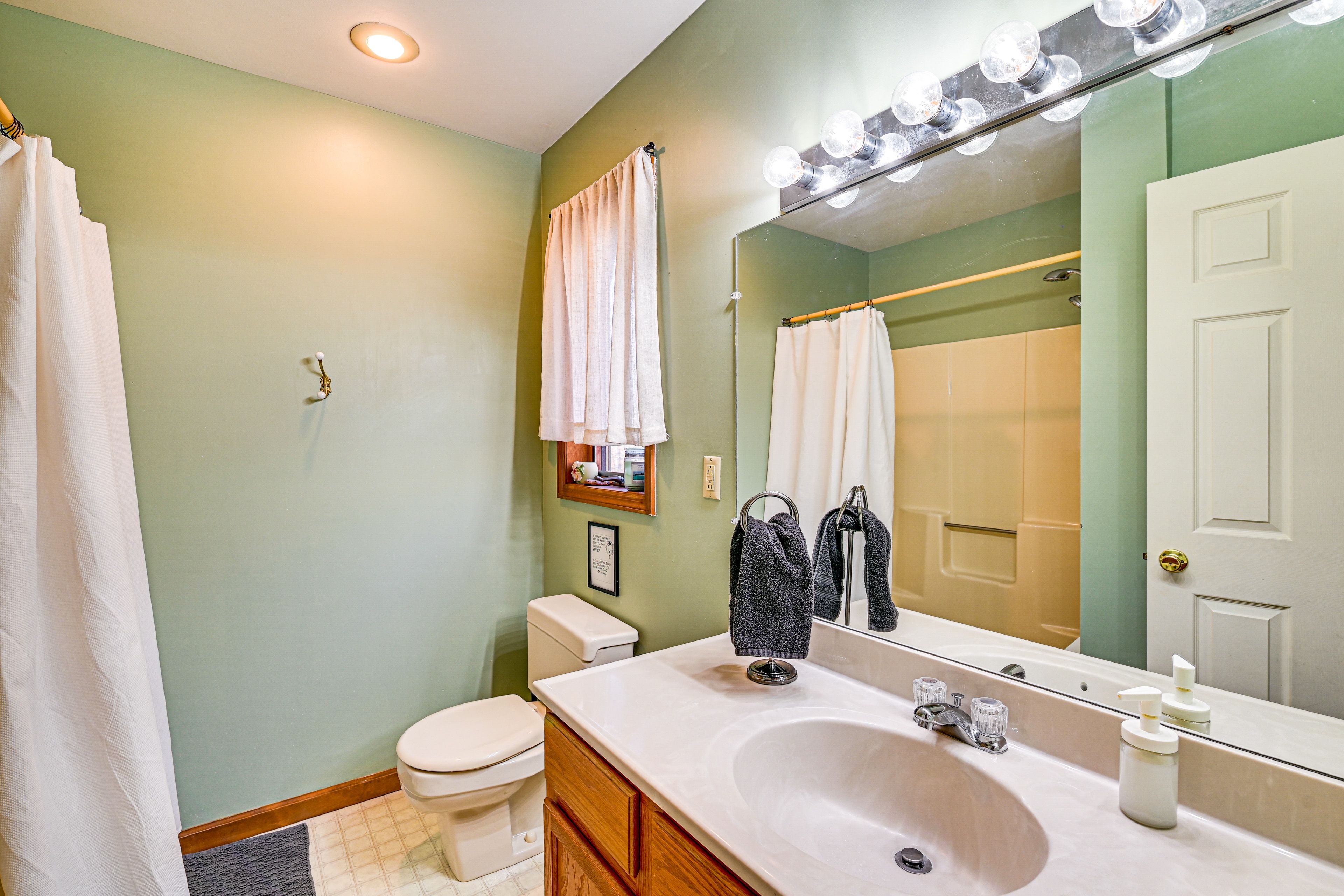 En-Suite Bathroom | Towels & Linens Provided