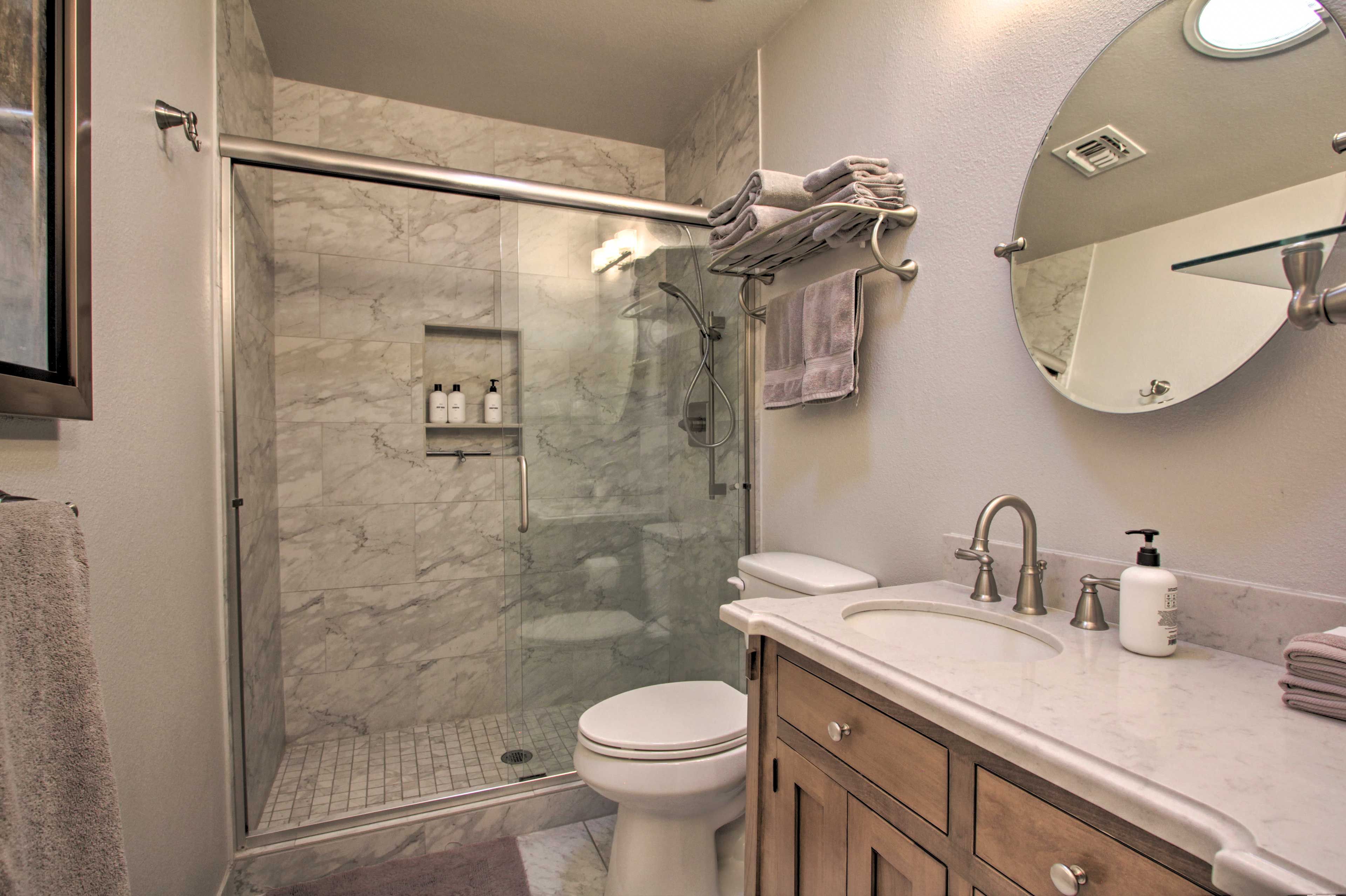 Full Bathroom | Complimentary Toiletries