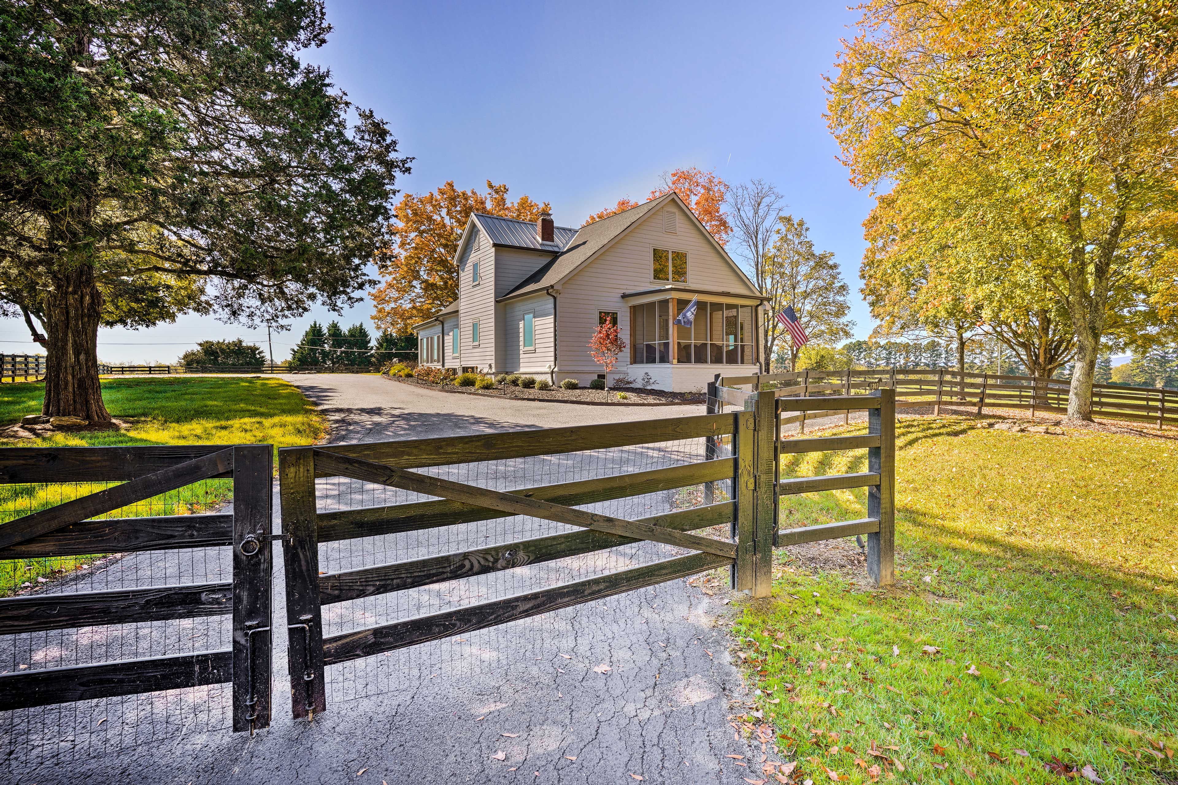 Exterior | Parking | Driveway (5 Vehicles)
