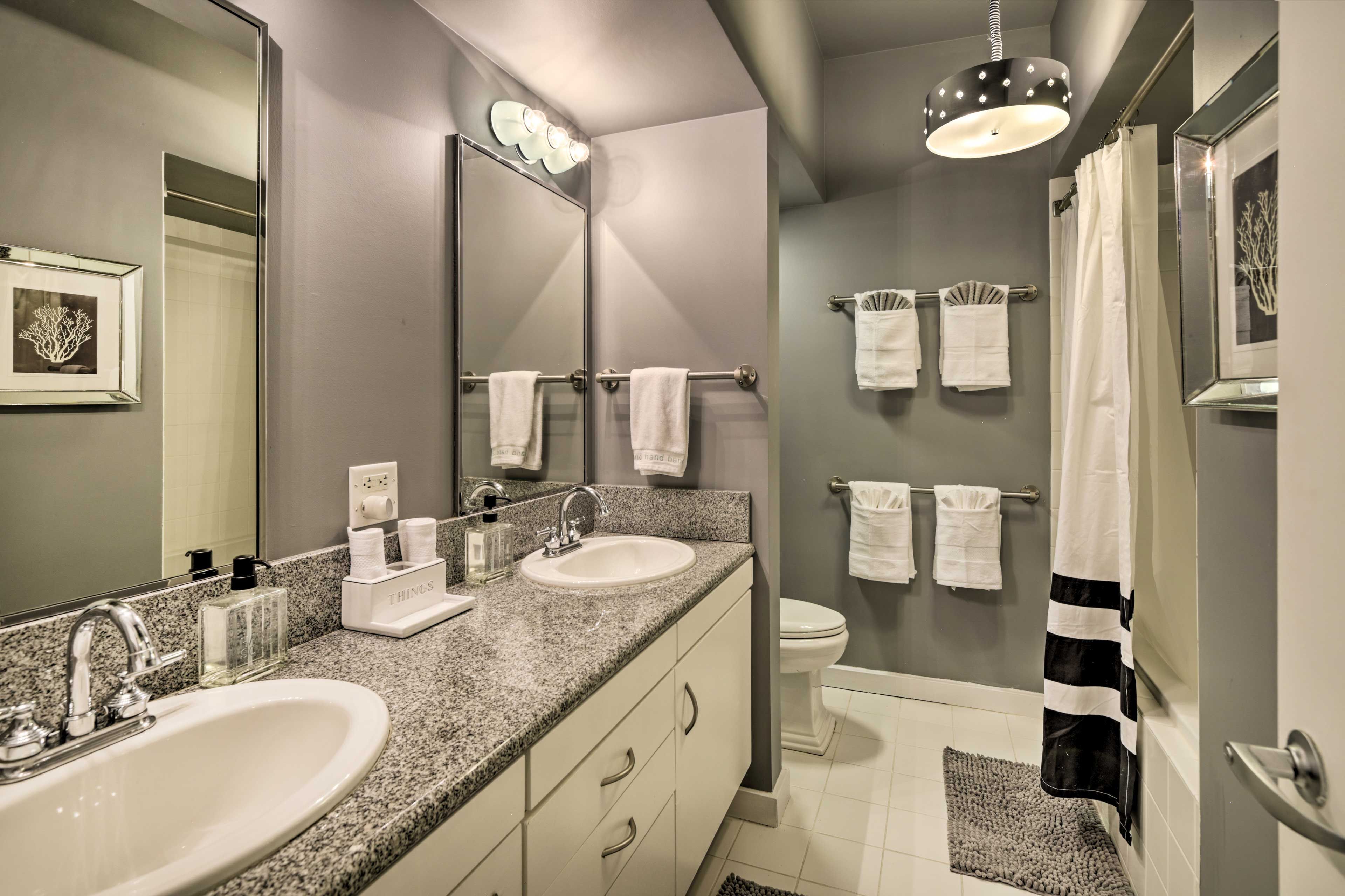 Full Bathroom | Towels Provided | Complimentary Toiletries