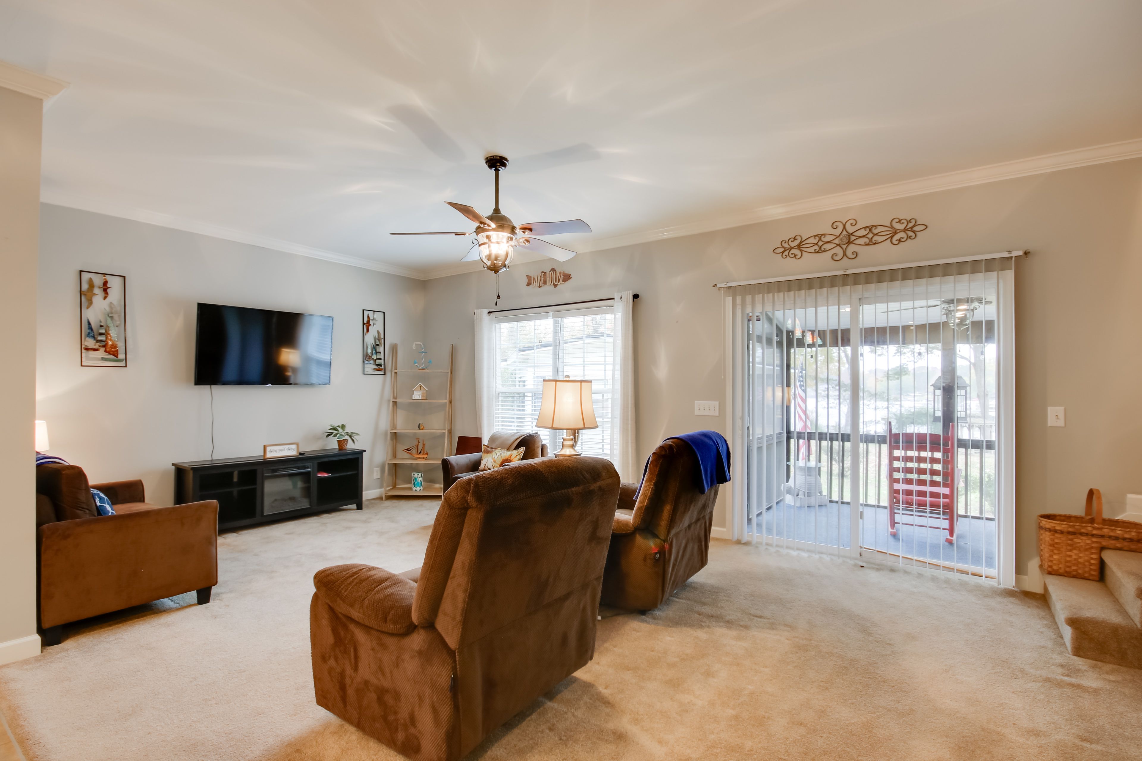 Living Room | Free WiFi | Central A/C | Smart TV