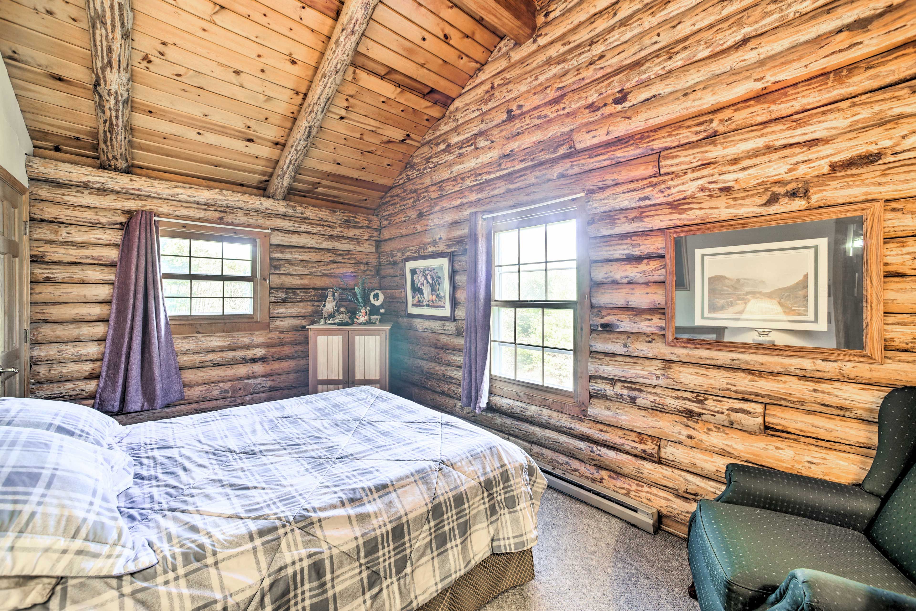 Bedroom 2 | Queen Bed | 2nd Floor | Surround Sound