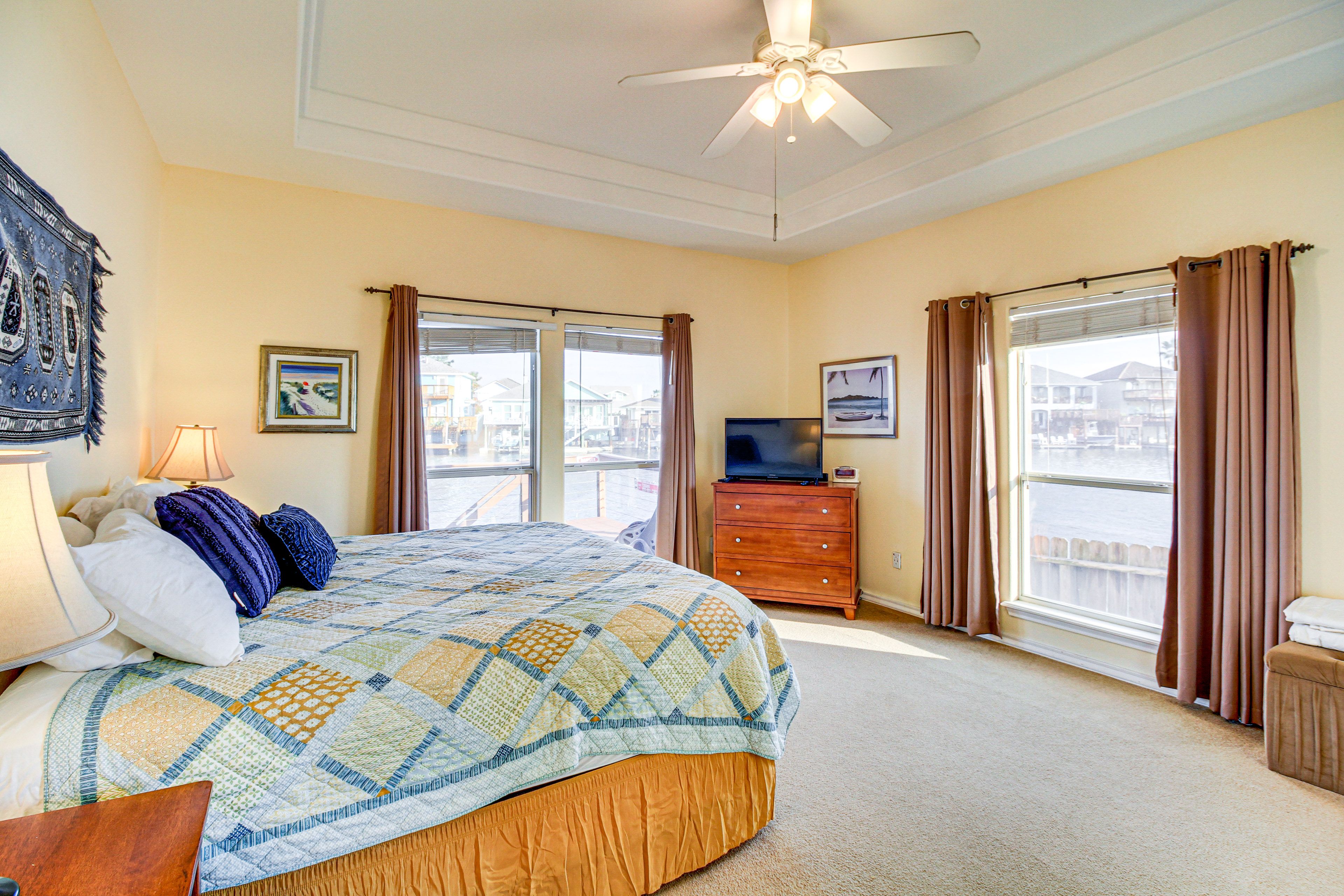 Bedroom 1 | King Bed