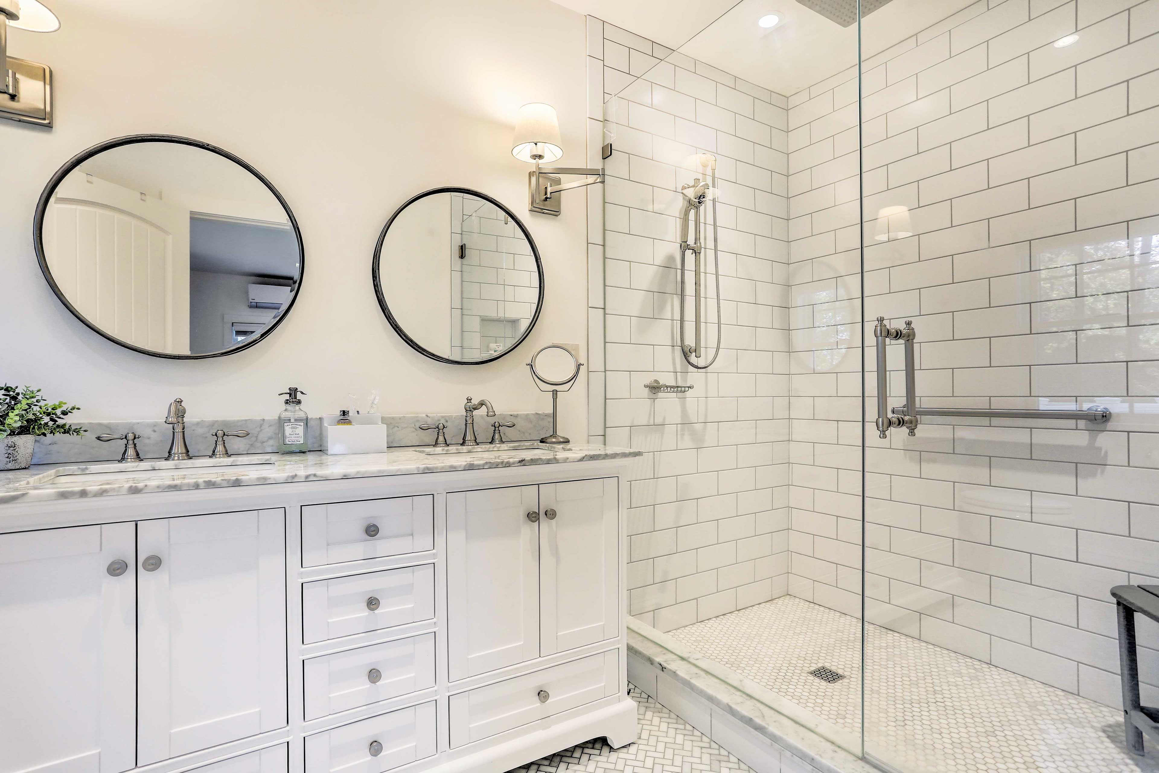 Full Bathroom | Complimentary Toiletries