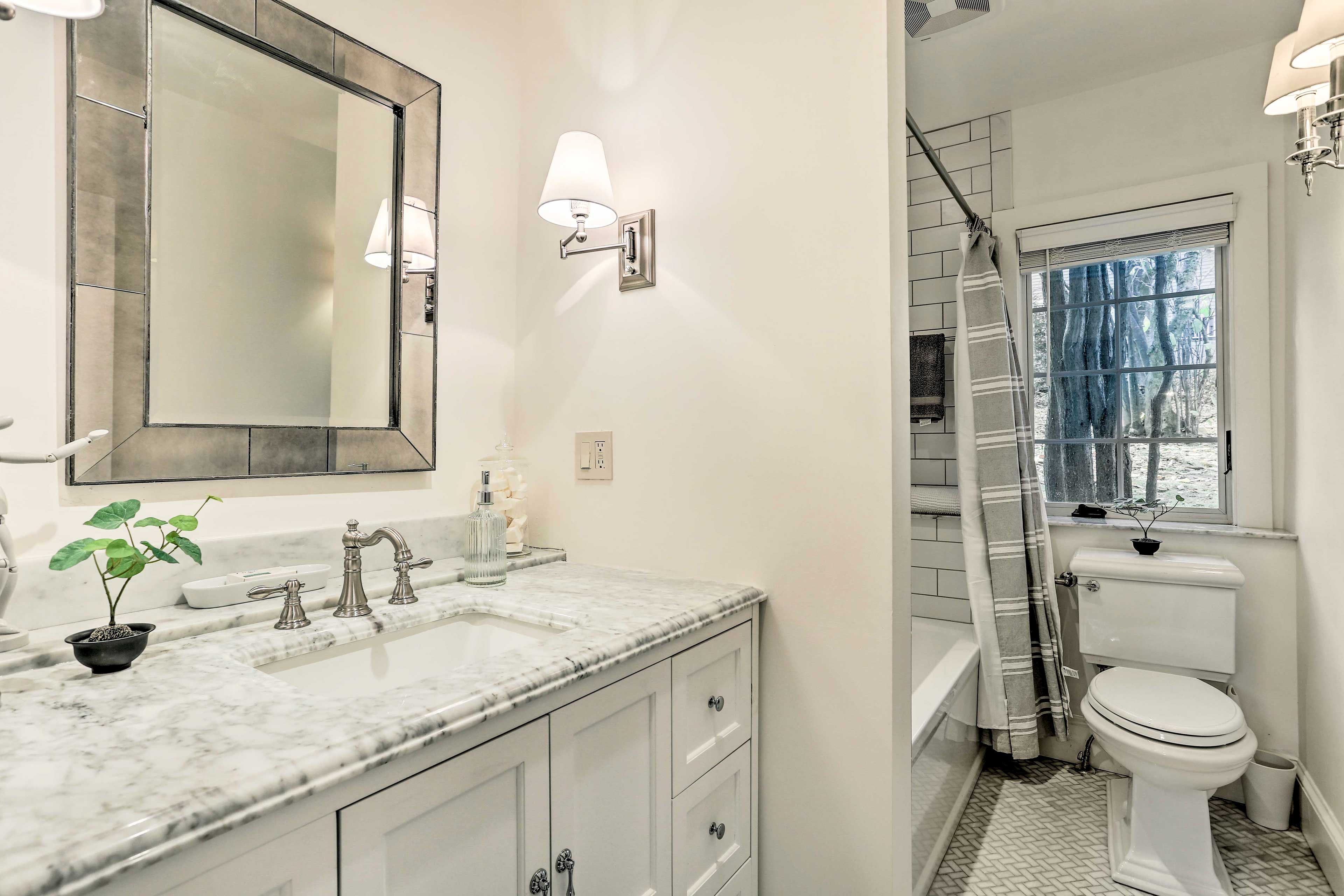 Full Bathroom | Complimentary Toiletries