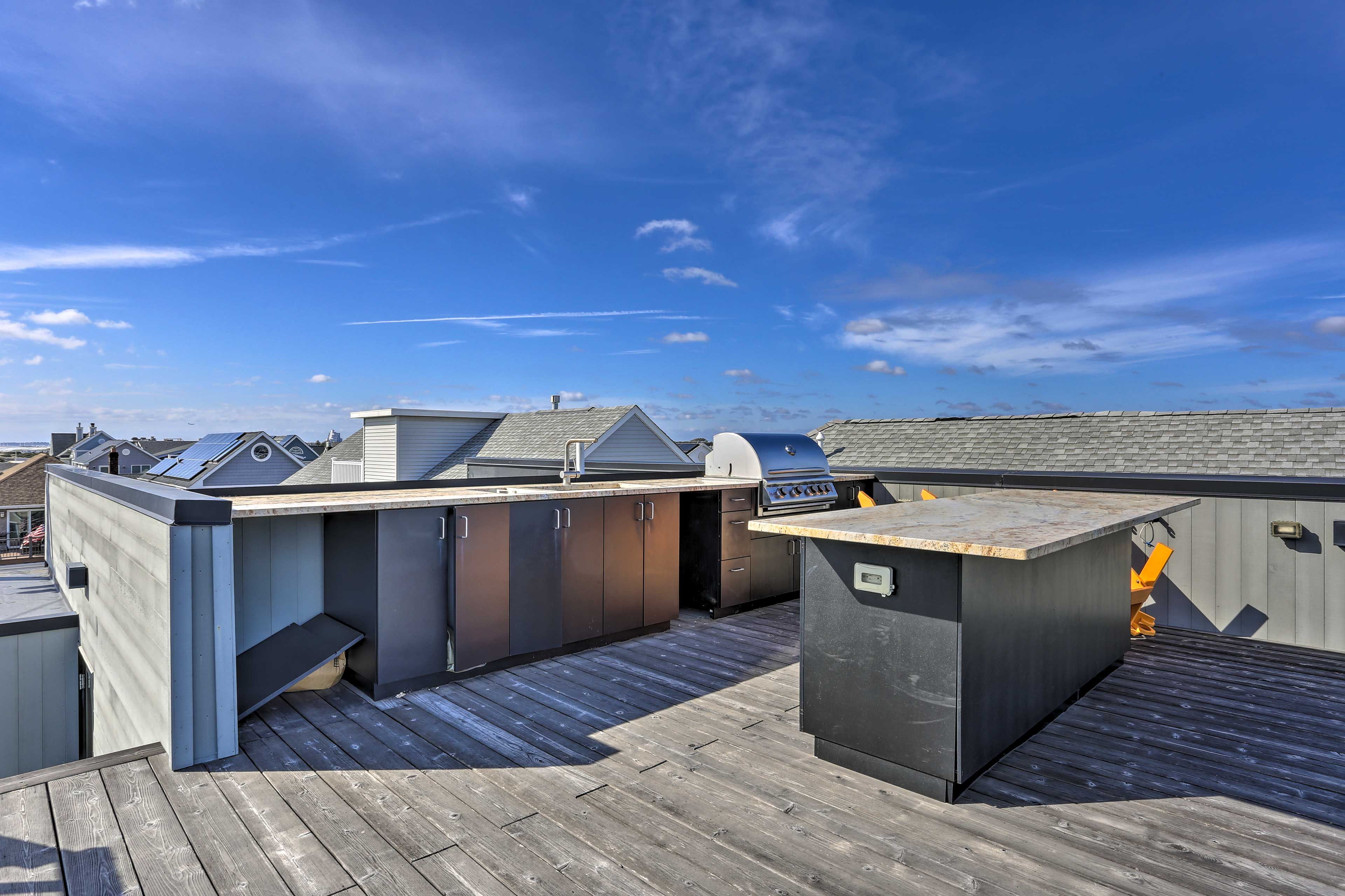 Rooftop Deck | Grill For Guest Use