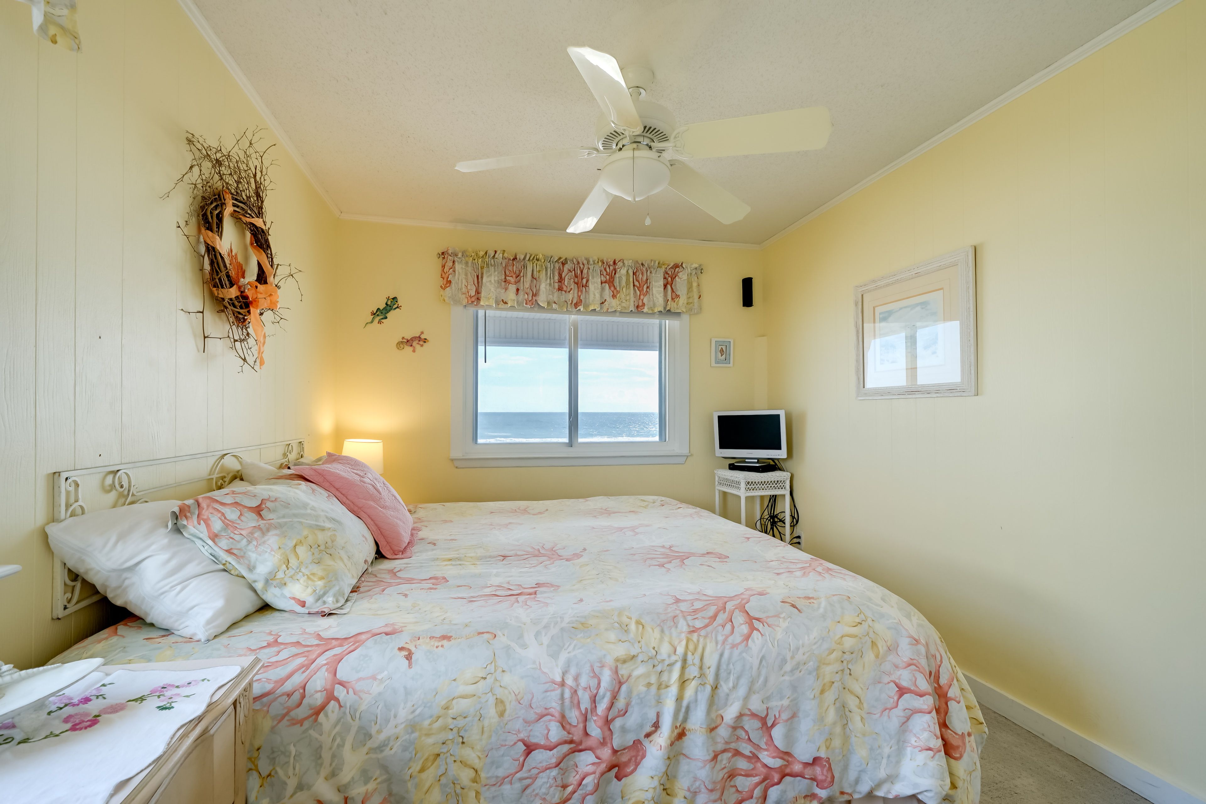 Bedroom 1 | King Bed | Linens Provided