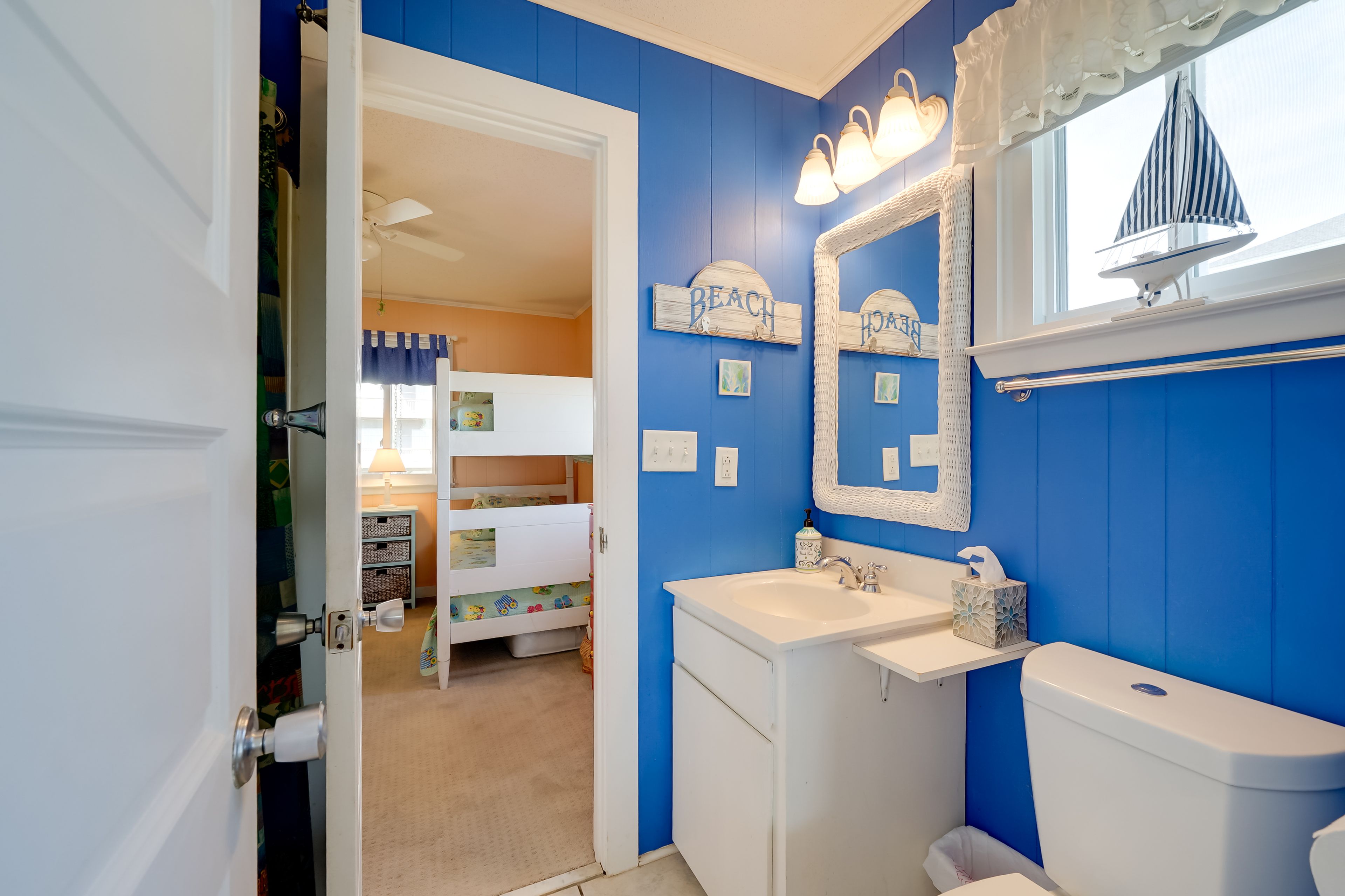Jack-And-Jill Bathroom | Towels Provided