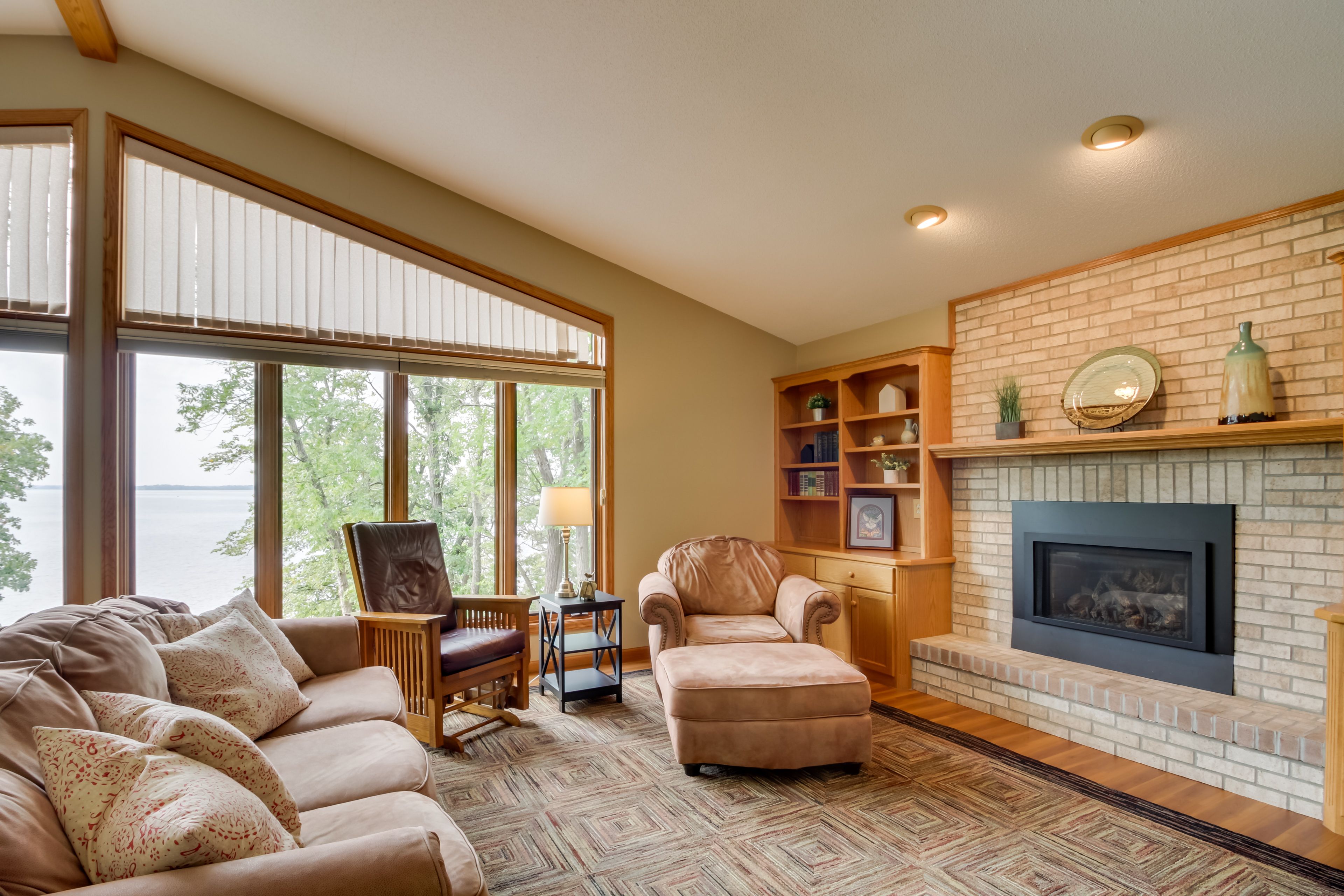 Main Living Space | Free WiFi | Smart TV | Fireplace | Entry Level