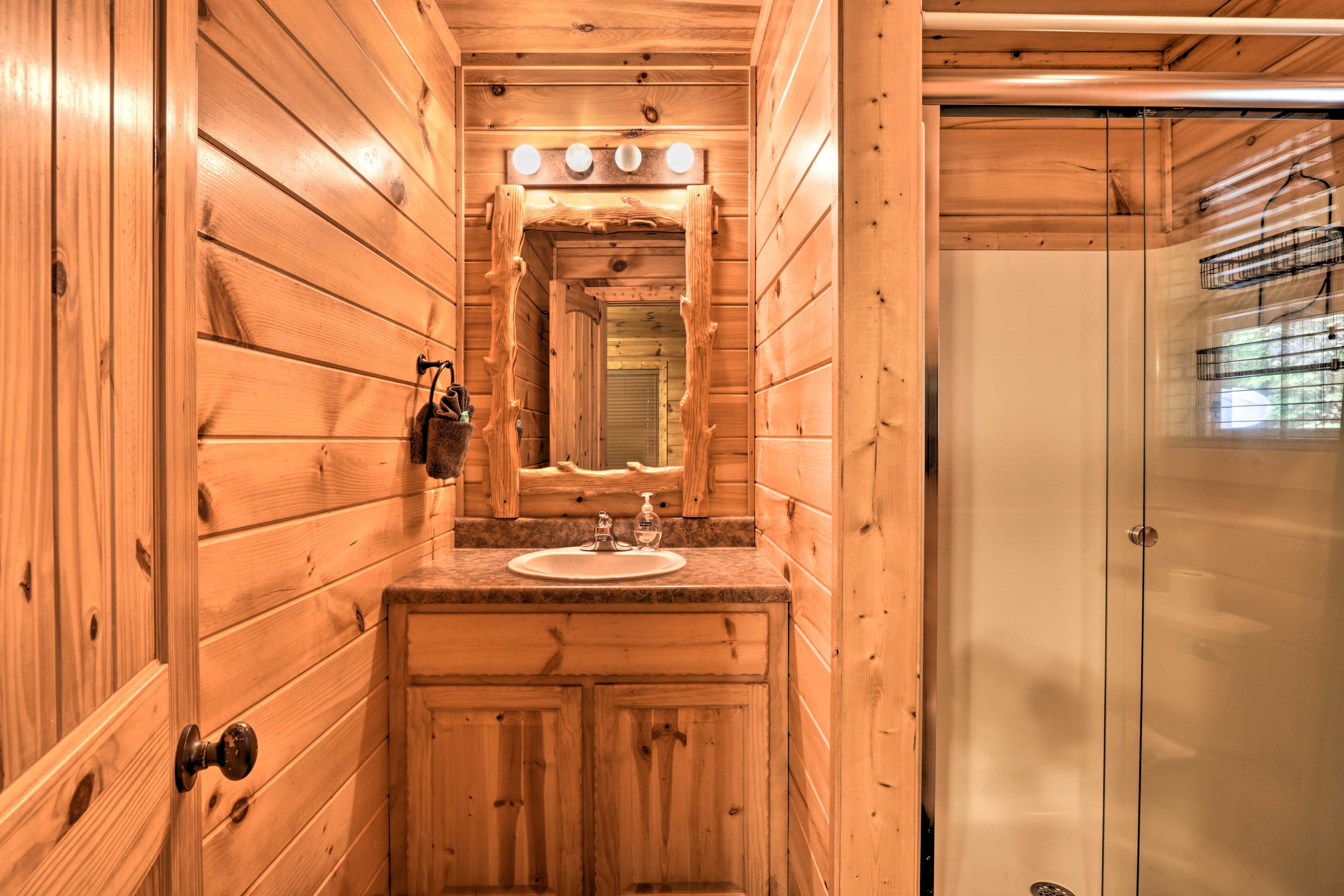 En-Suite Bathroom | Linens & Towels | Hair Dryer | Complimentary Toiletries