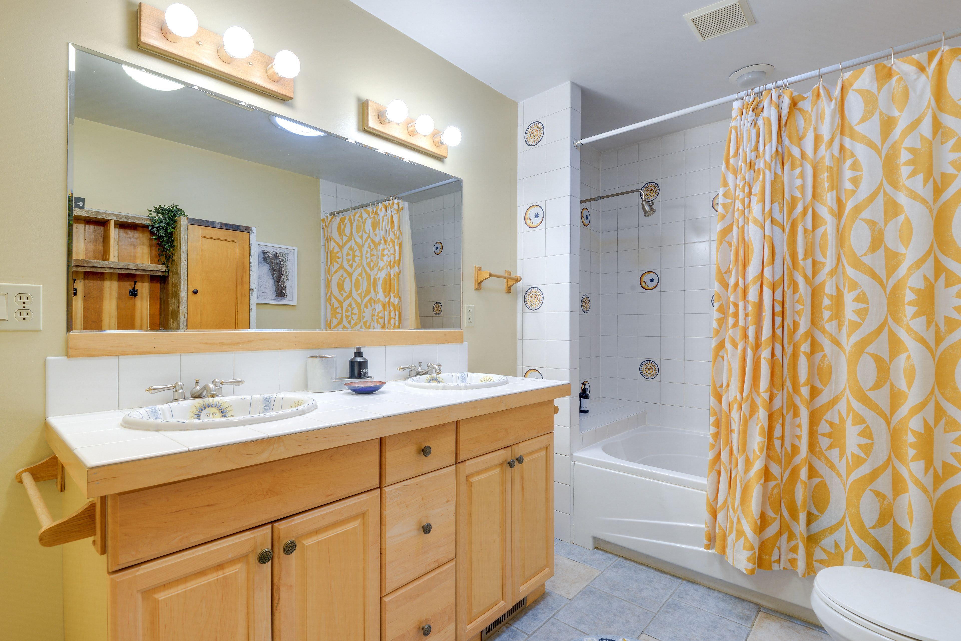Full Bathroom | Towels Provided | Complimentary Toiletries
