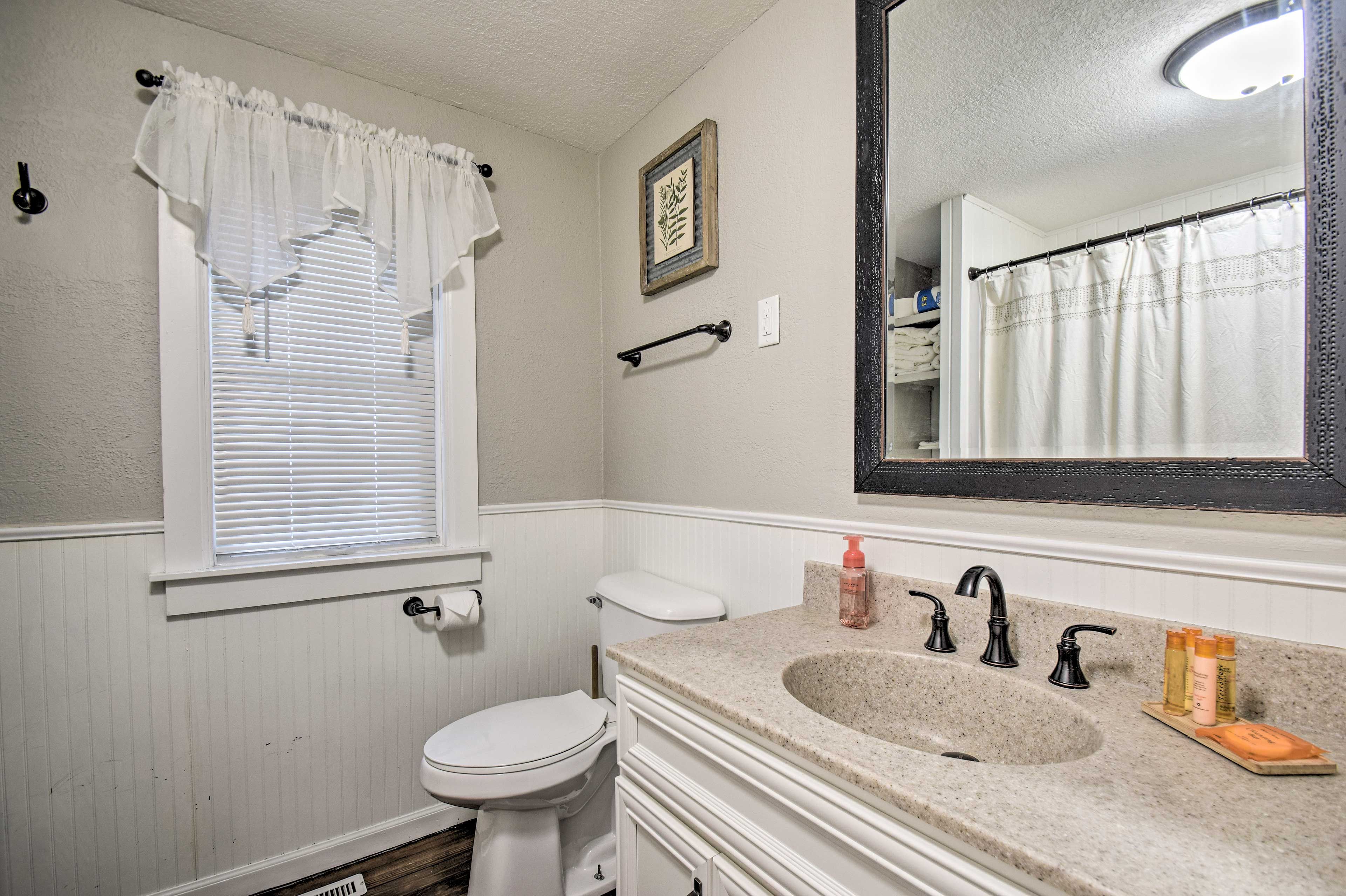 Full Bathroom | 1st Floor | Complimentary Toiletries