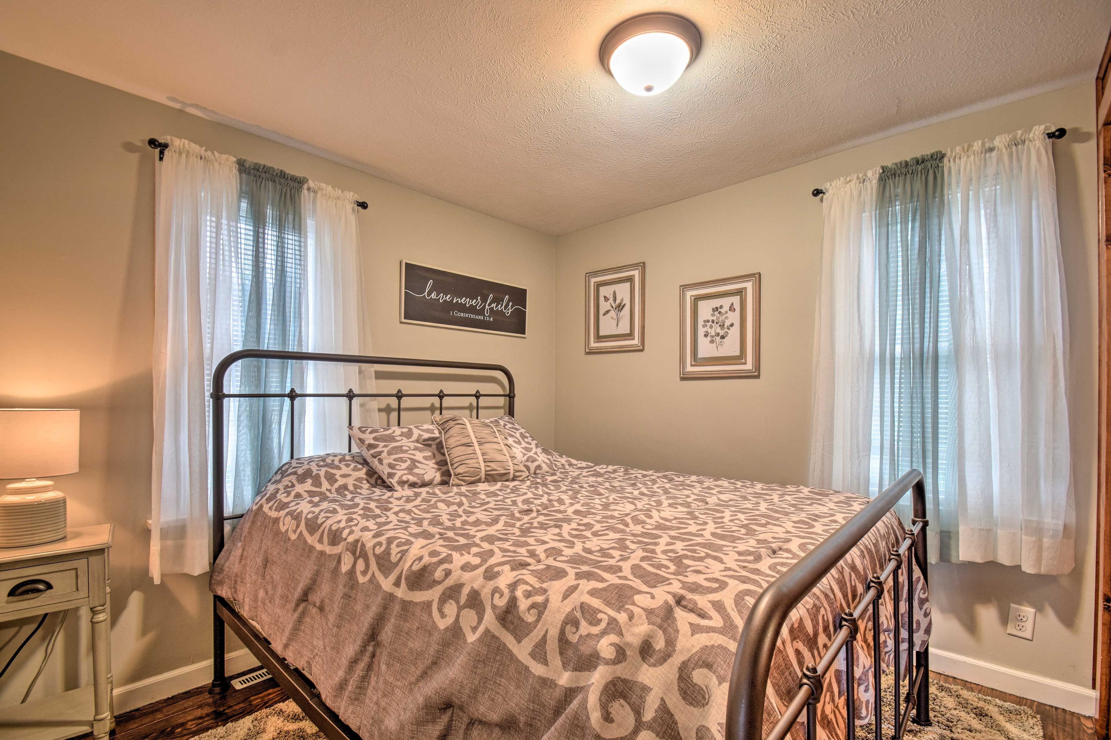 Bedroom 1 | 1st Floor | Queen Bed | Linens/Towels Provided