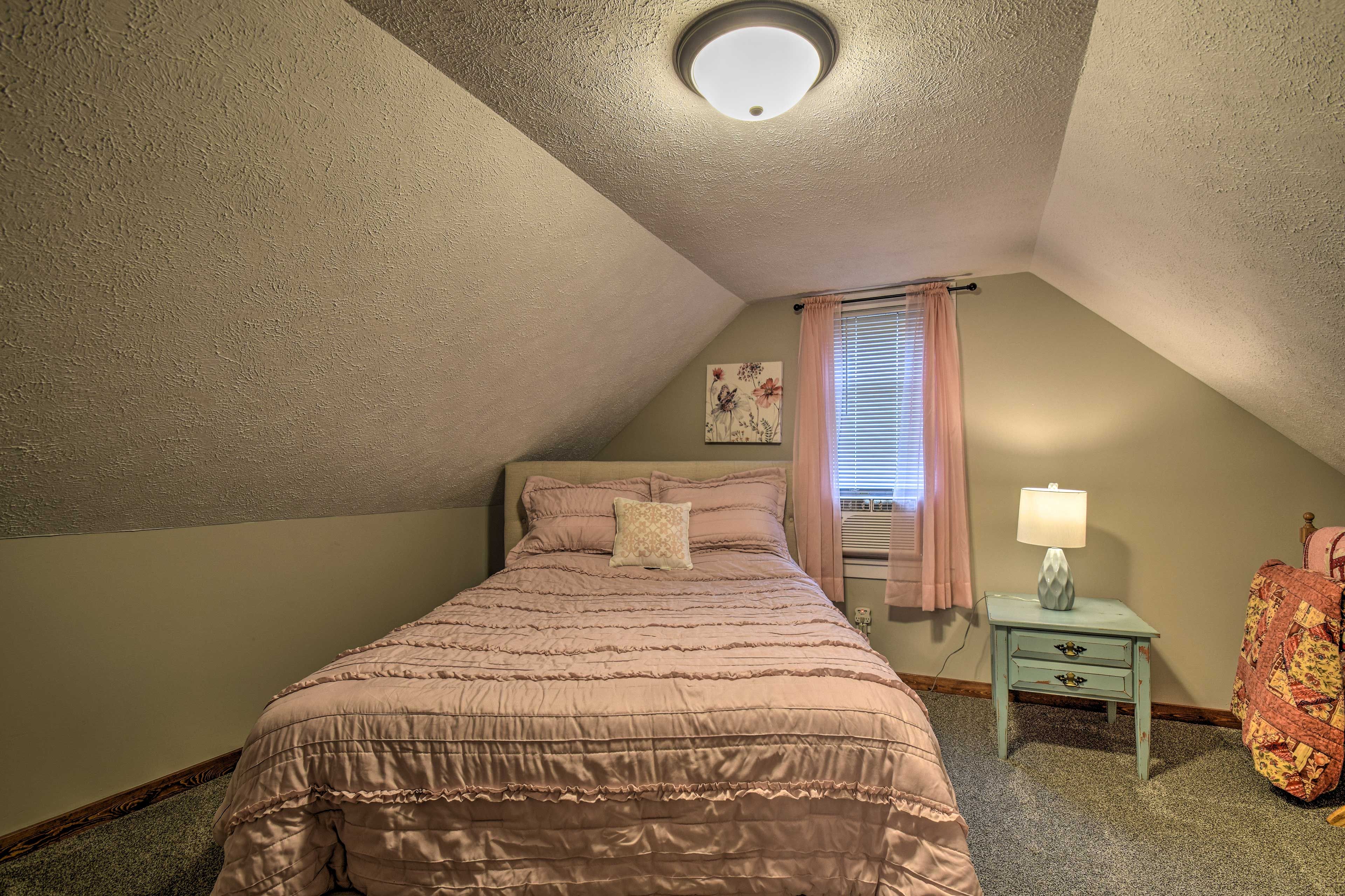 Bedroom 3 | 2nd Floor | Queen Bed