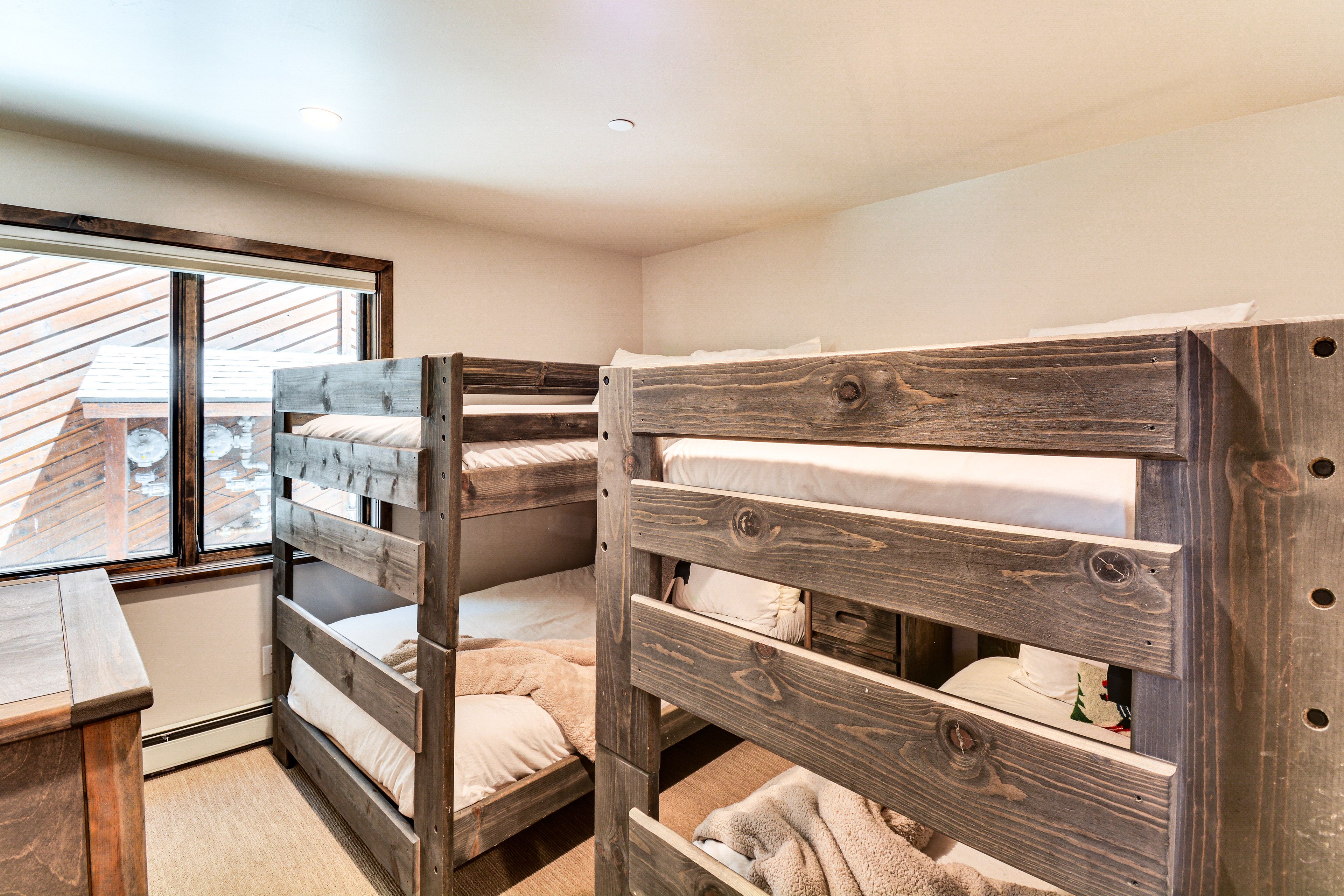 Bedroom 2 | Twin Bunk Bed | Full Bunk Bed