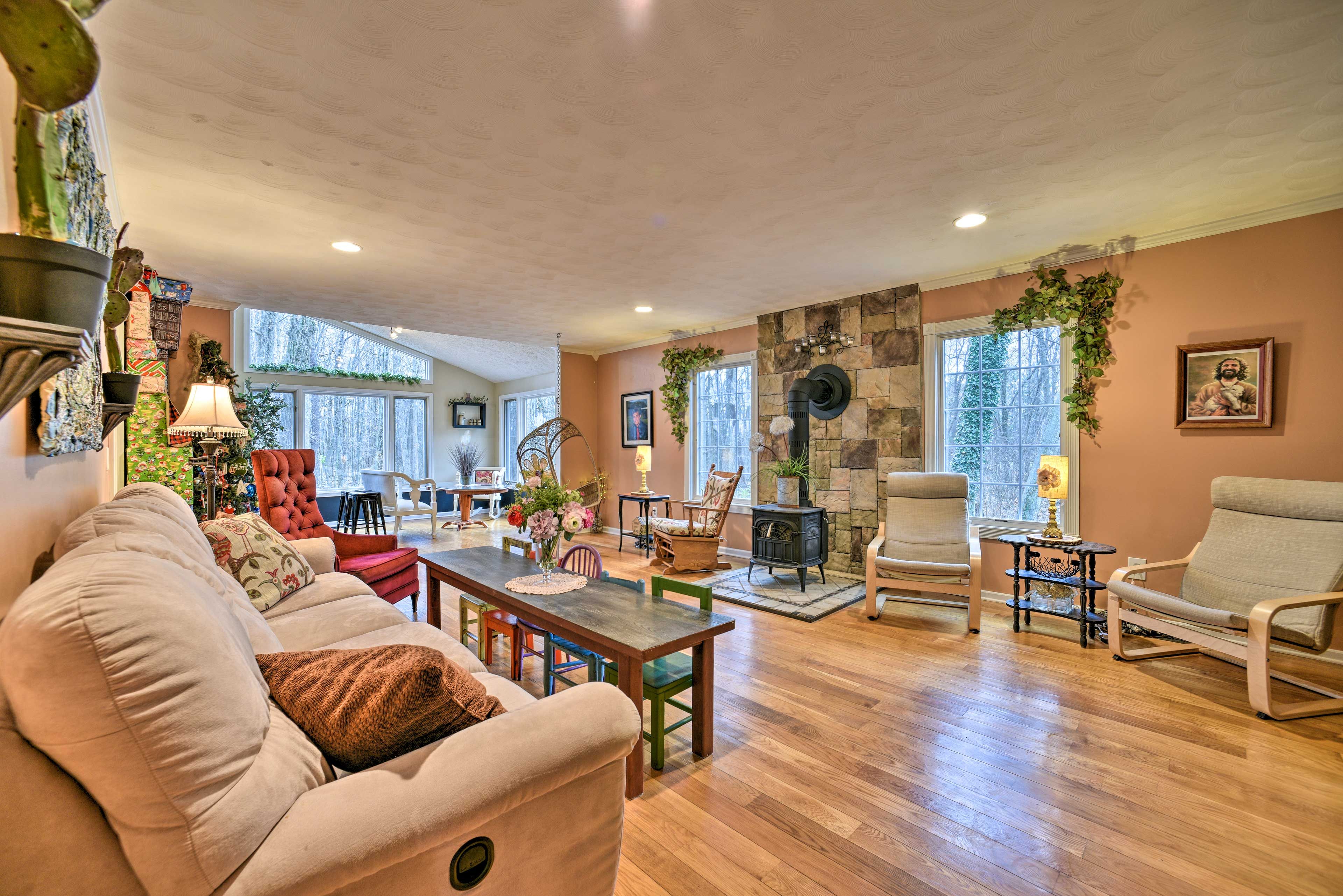 Living Room | Flat-Screen TV w/ Cable