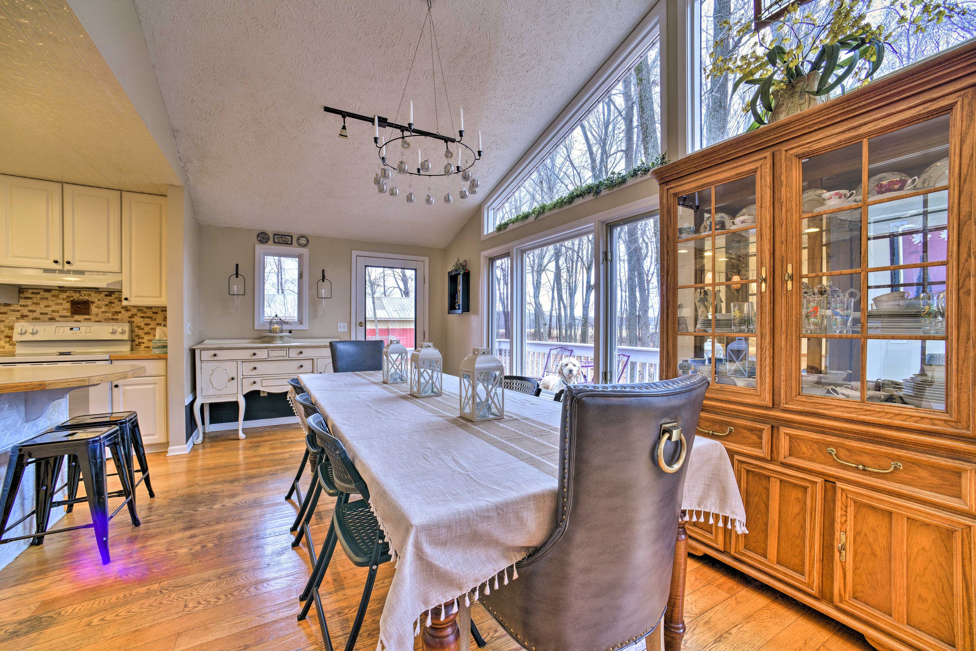 Dining Area | Dishware/Flatware Provided