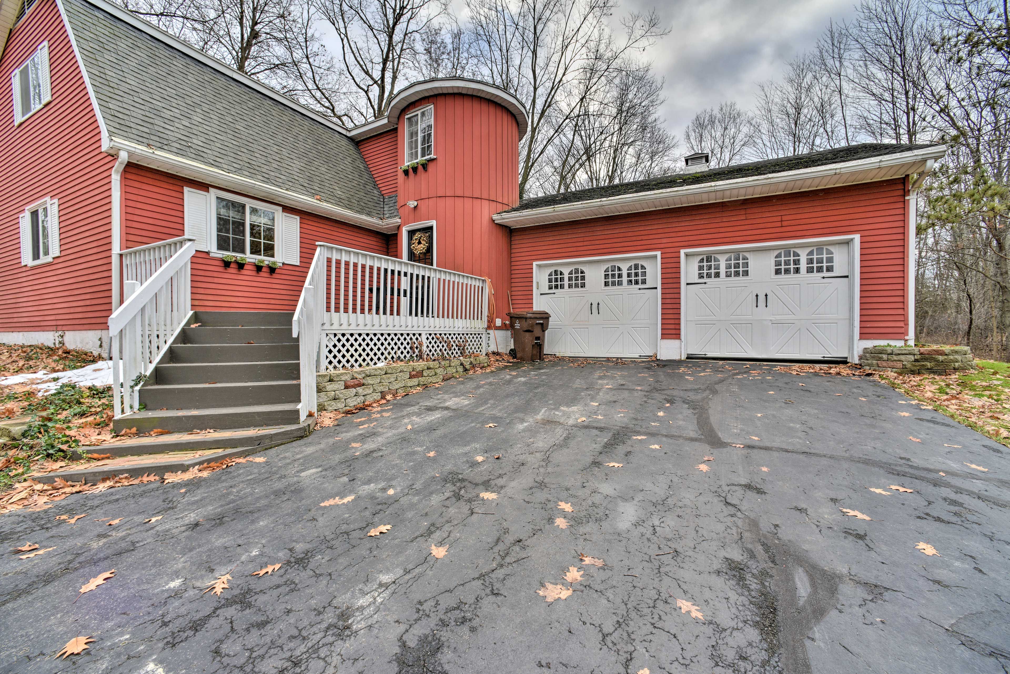 Parking | Driveway (8 Vehicles) | Garage (1 Vehicle) | RV/Trailer Parking