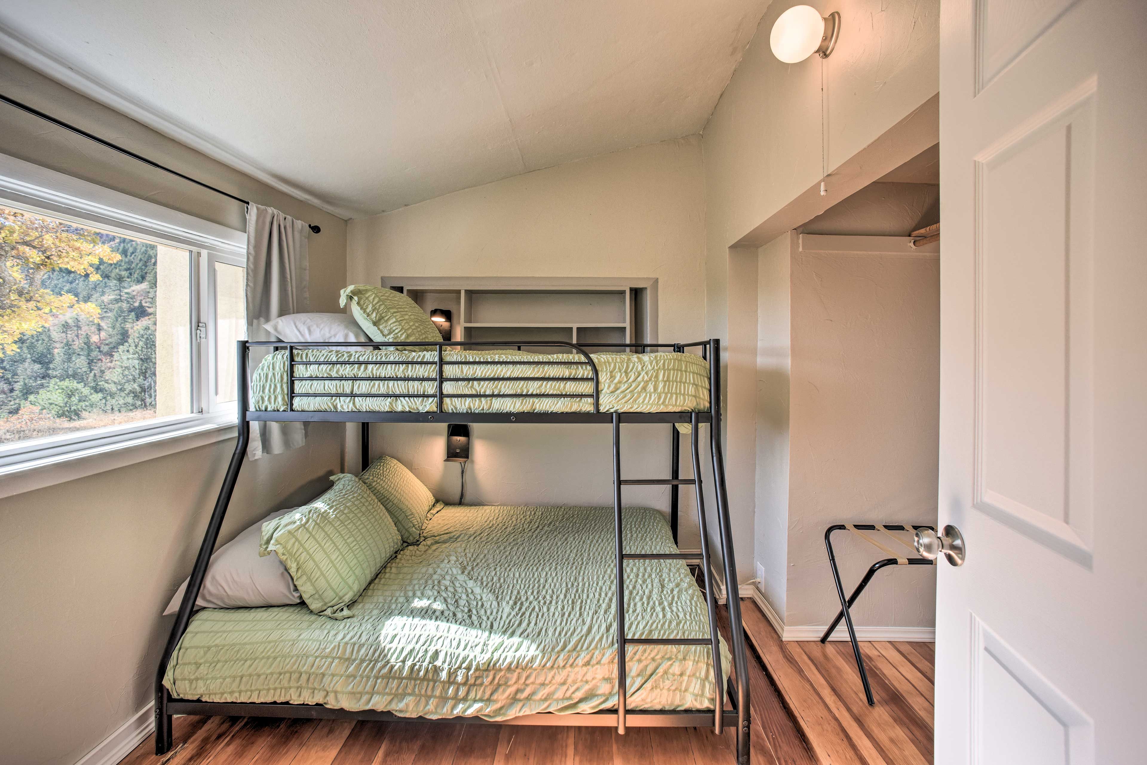 Bedroom 2 | Twin/Full Bunk Bed