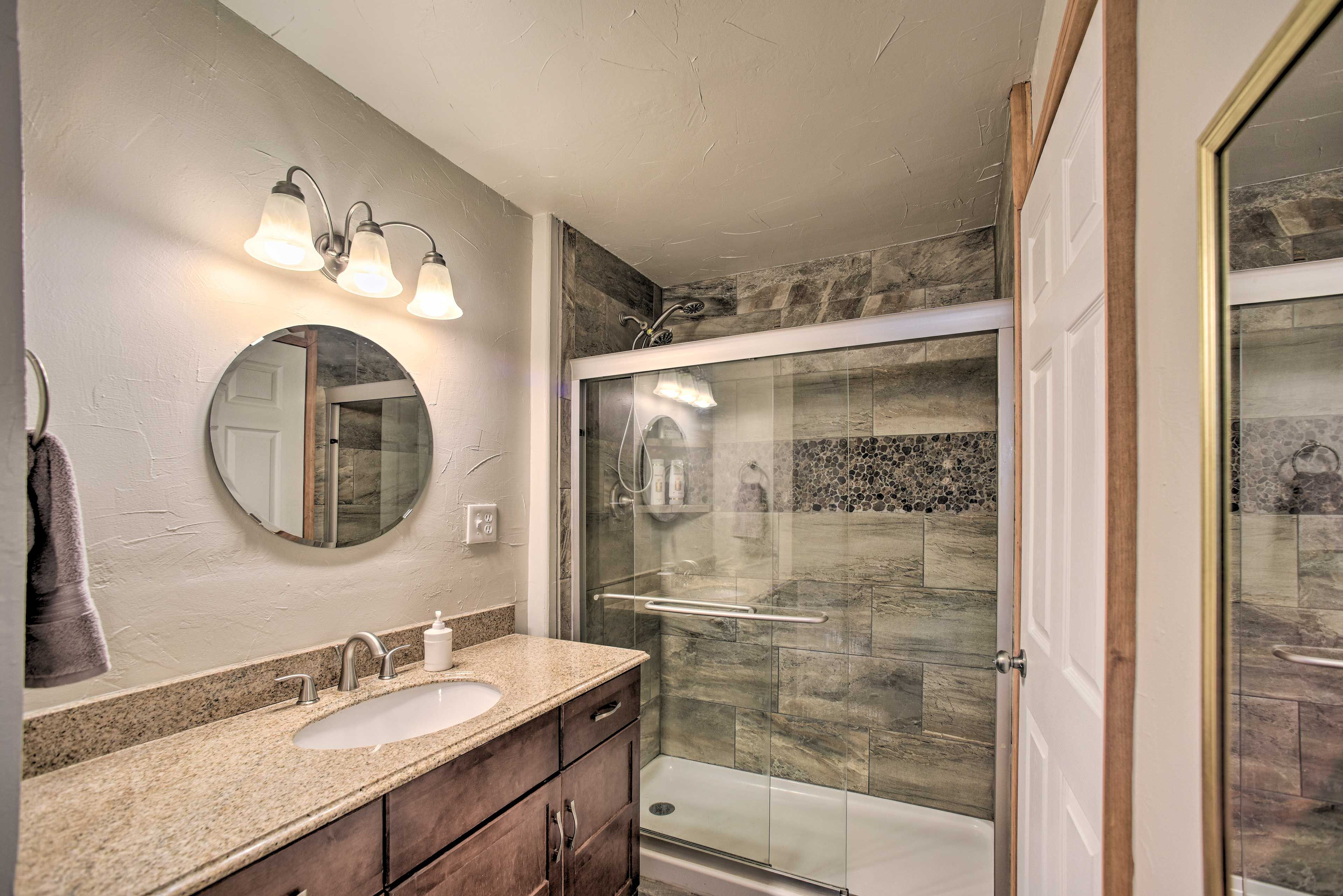 Full Bathroom | Towels Provided | Complimentary Toiletries