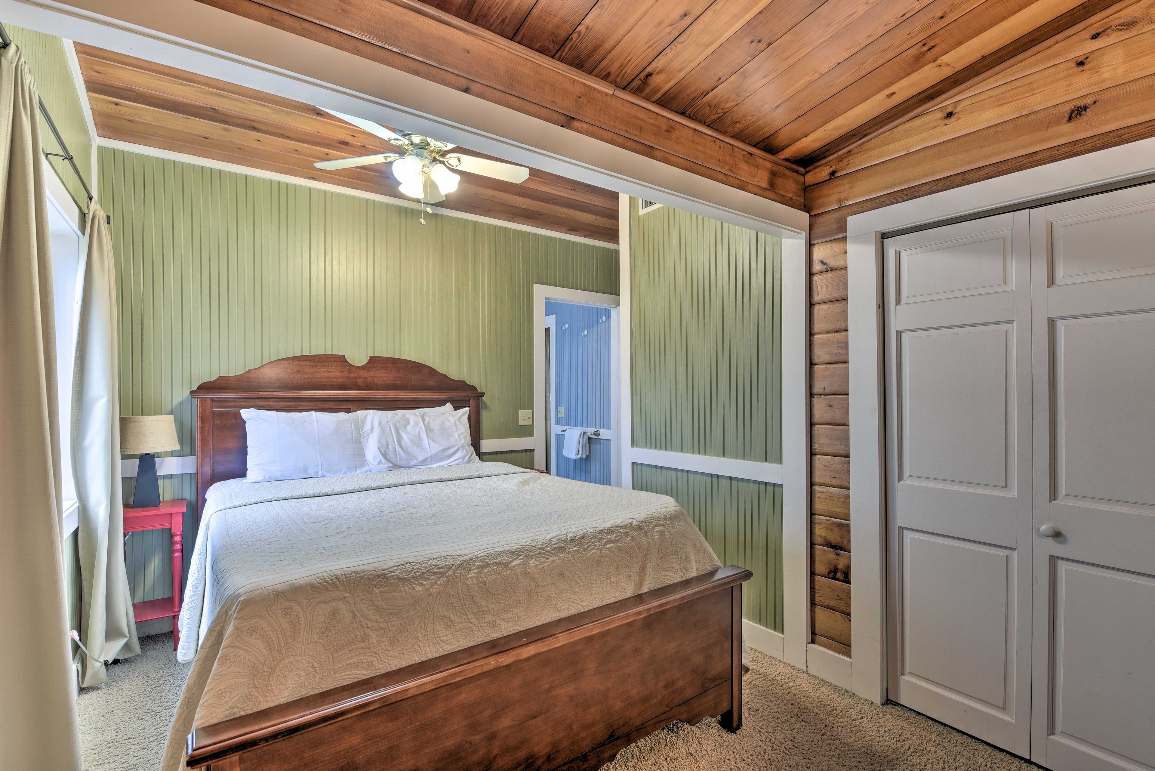 Bedroom 1 | Queen Bed