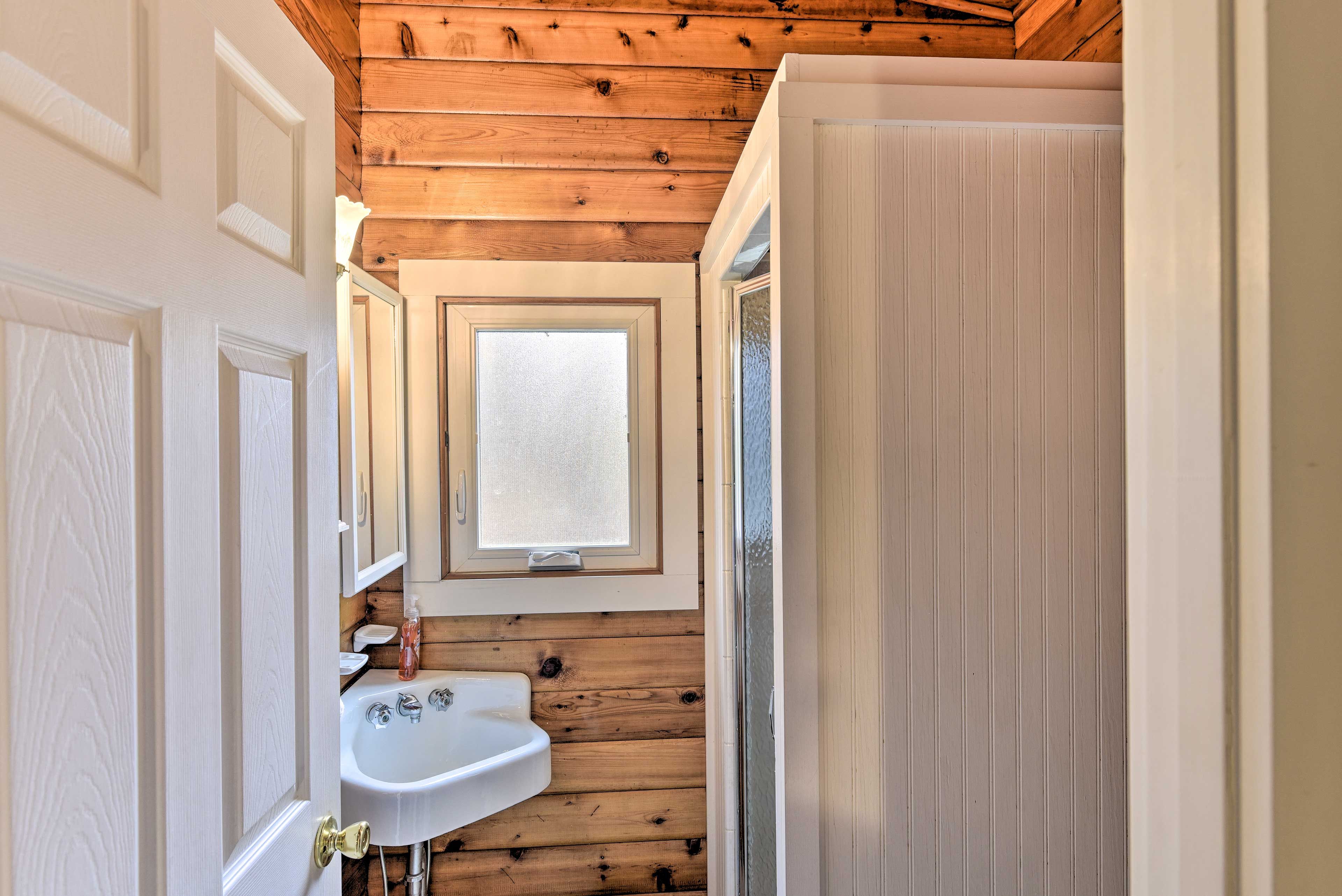 Full Bathroom | Towels Provided