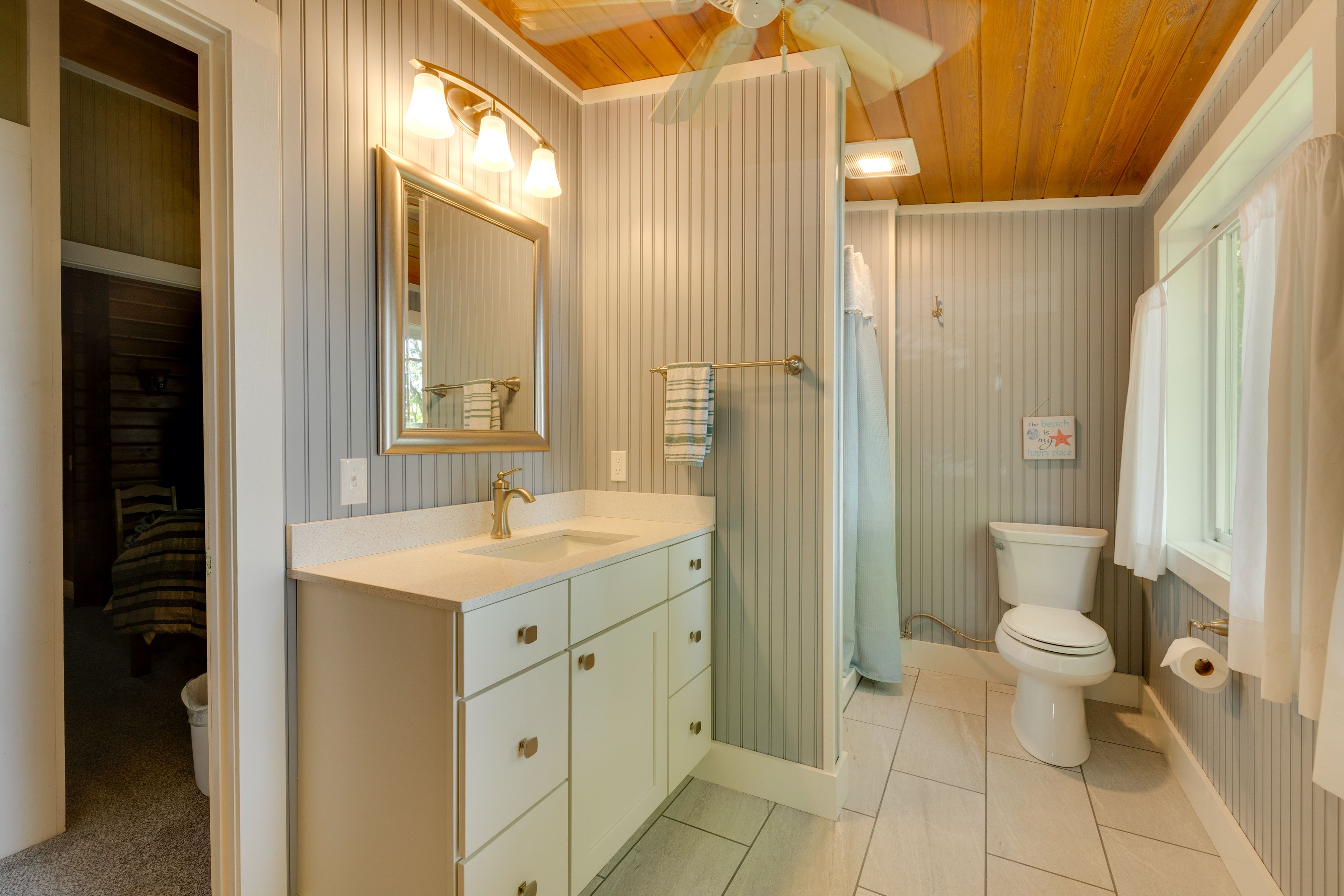 Full Bathroom | Complimentary Toiletries