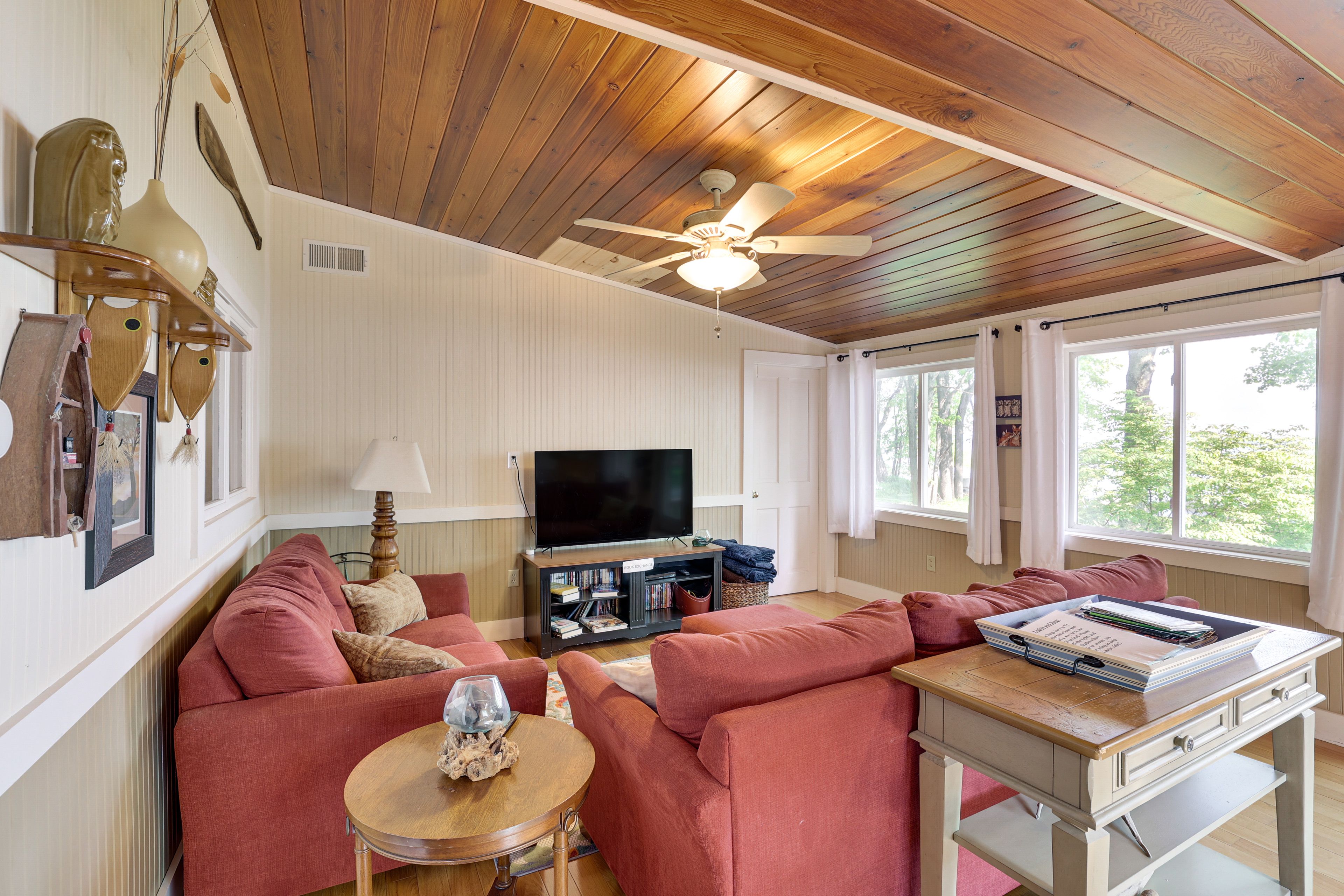 Living Room | Gas Fireplace | Free WiFi