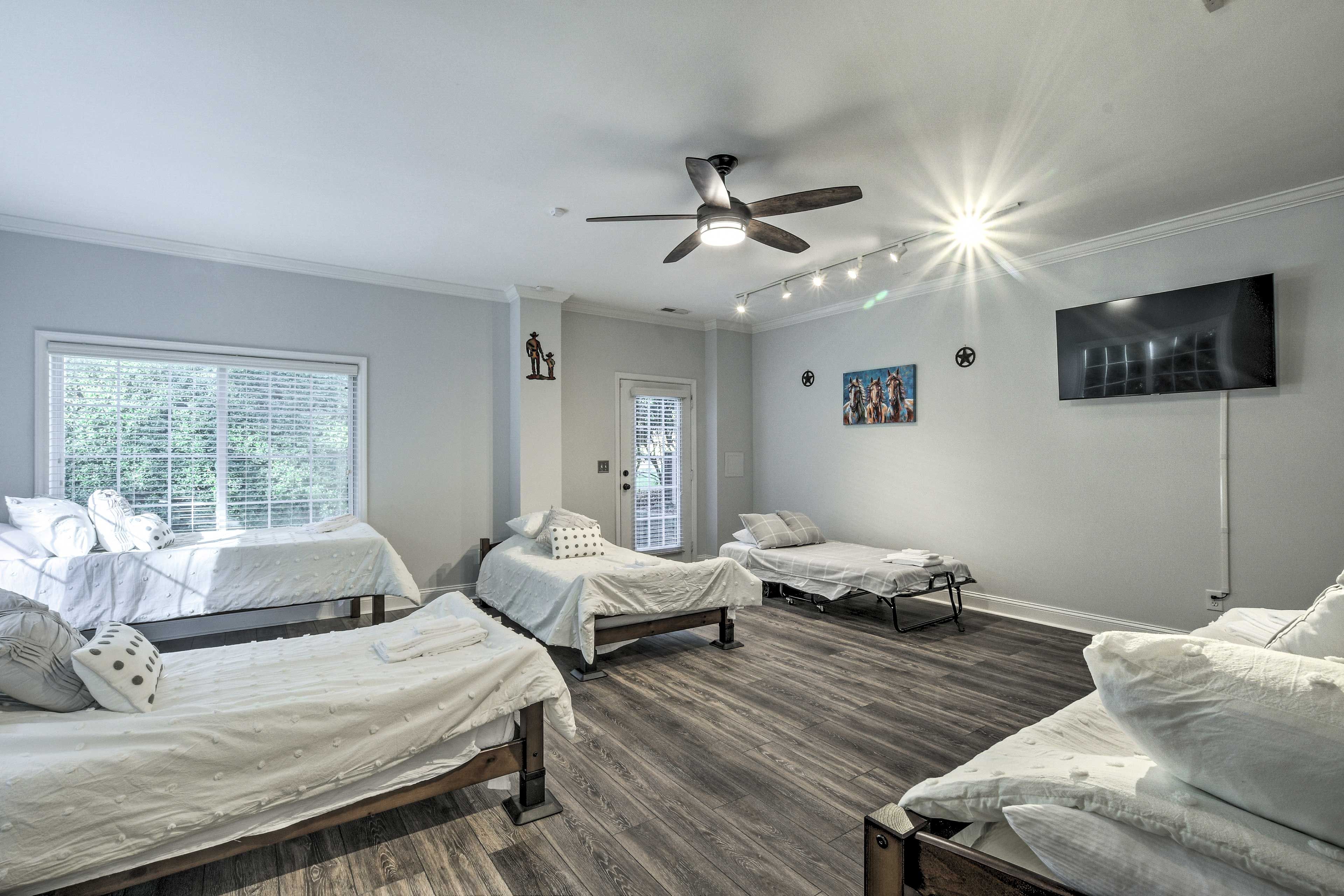 Bedroom 6 | Smart TV w/ Cable