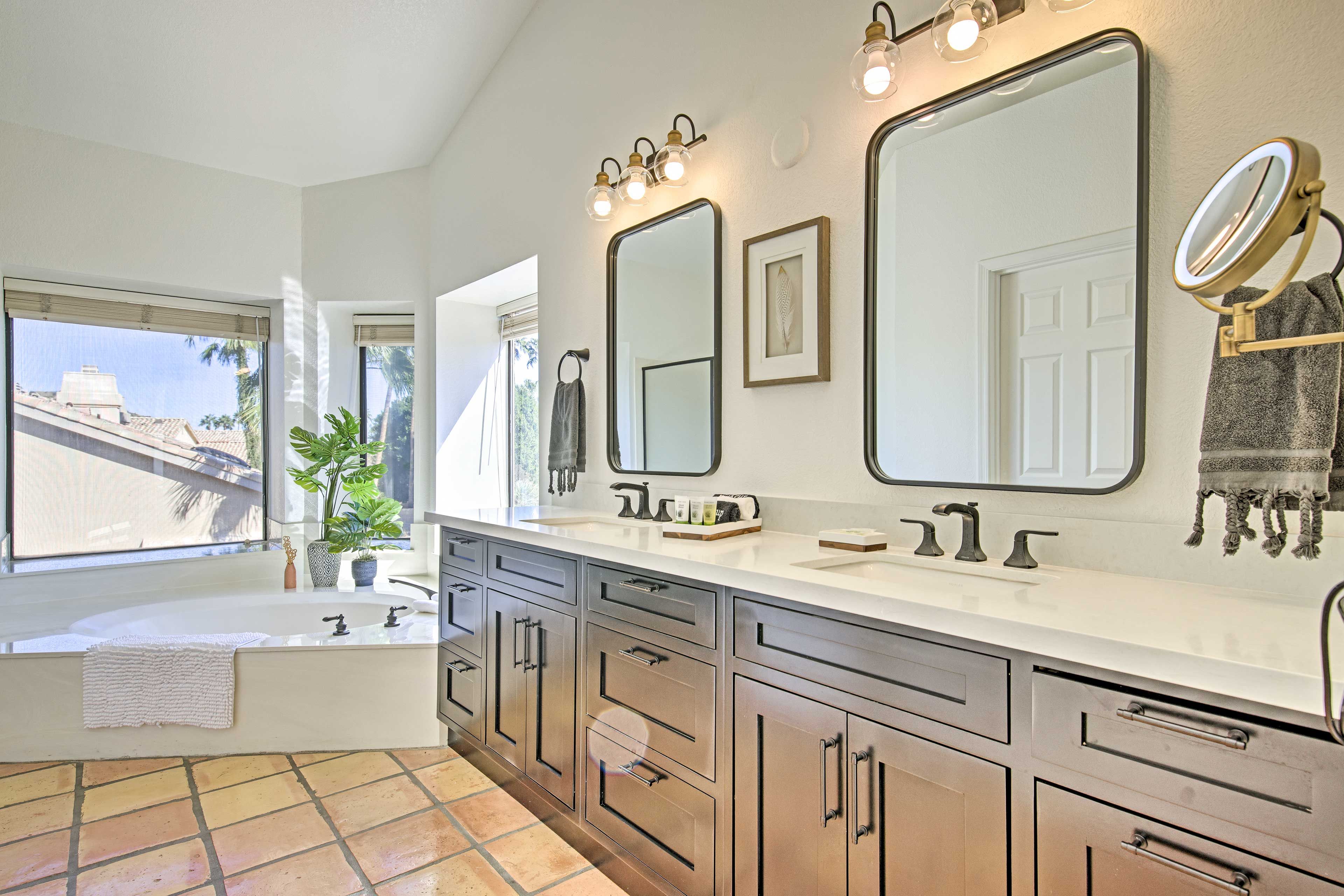 En-Suite Bathroom | Linens & Towels | Complimentary Toiletries | Hair Dryer