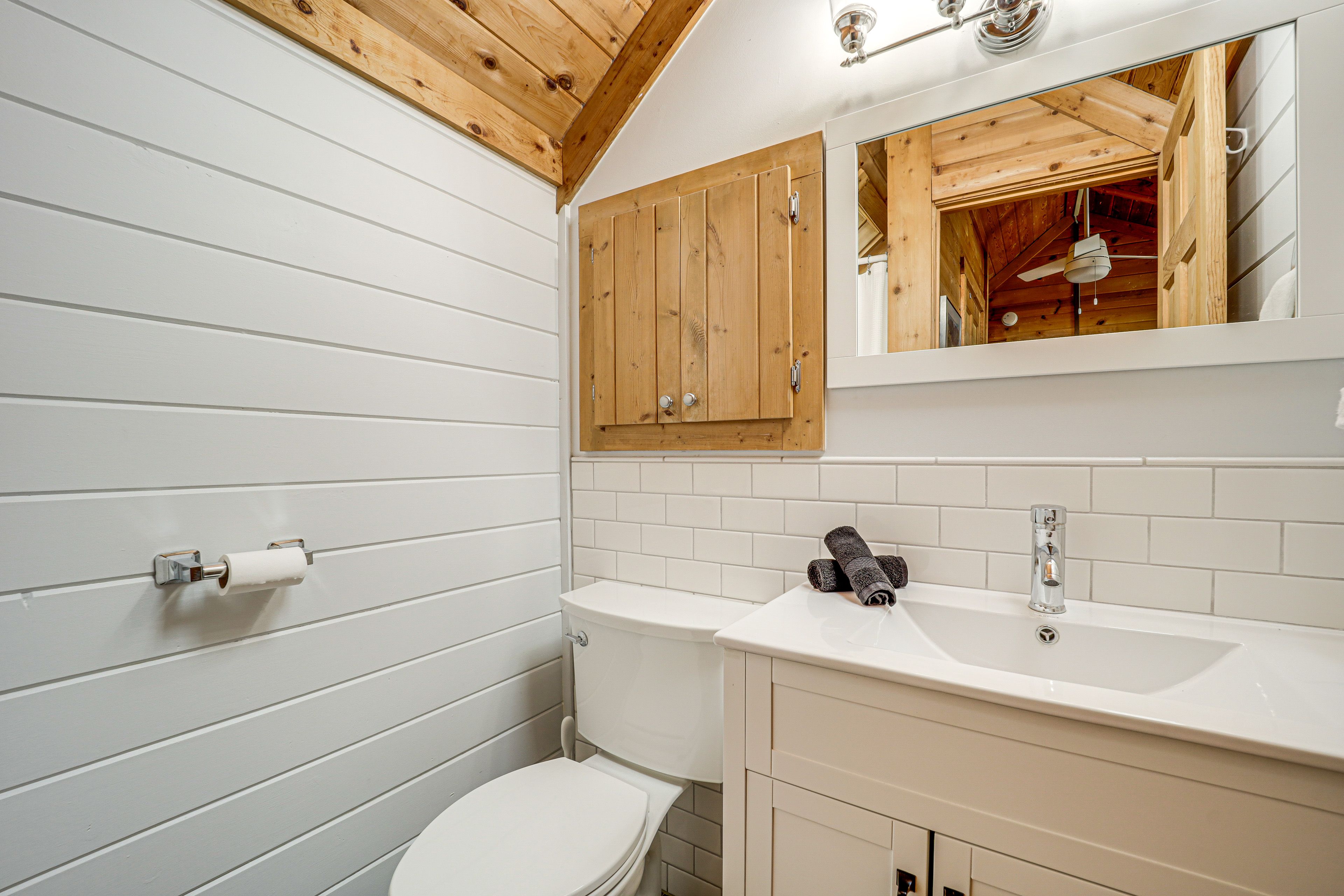 Full Bathroom | Towels Provided | Hair Dryer