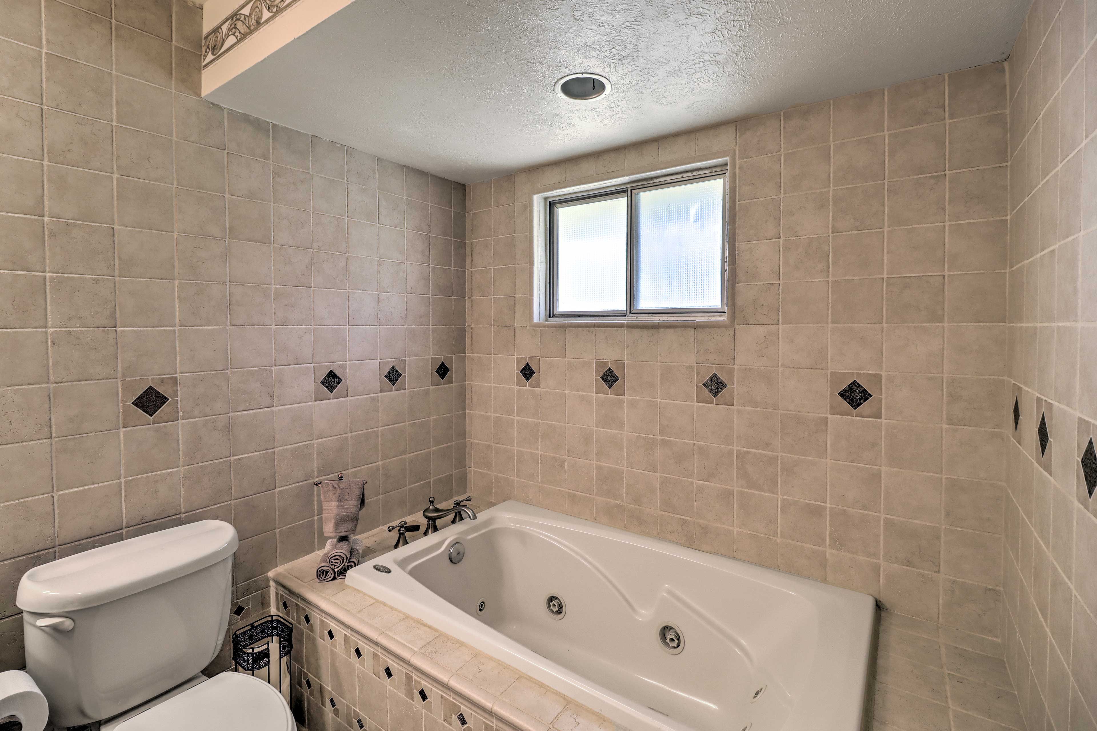 Full Bathroom | Complimentary Toiletries | Towels Provided