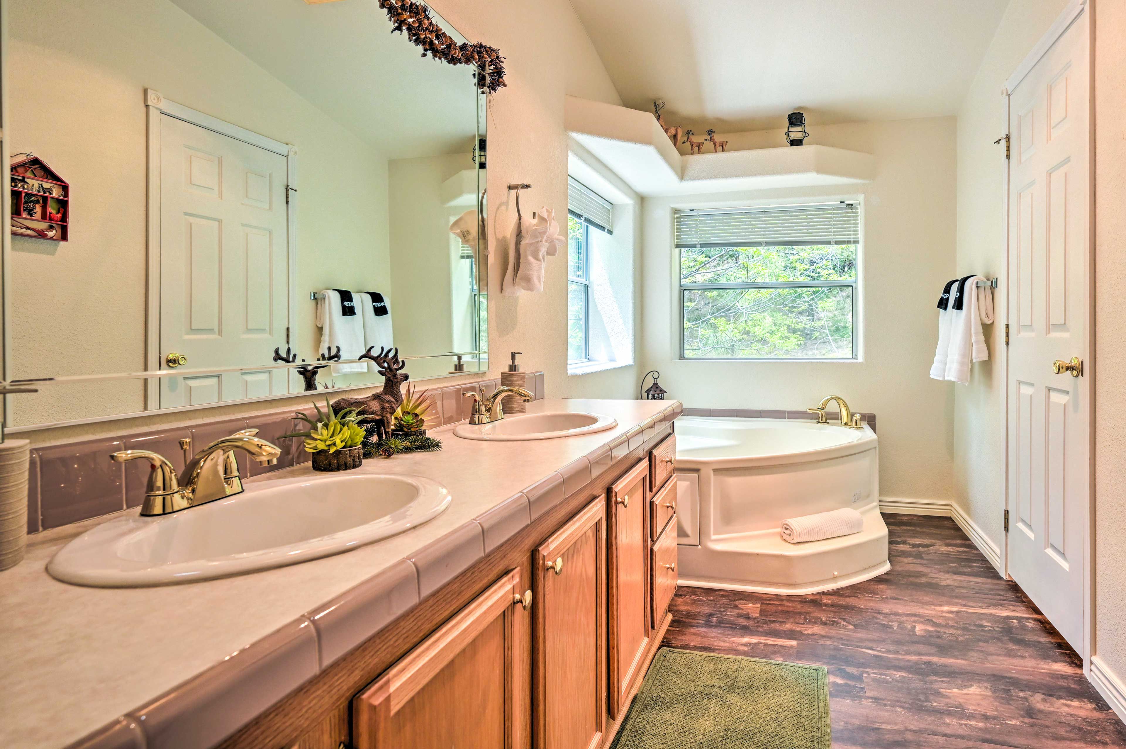 En-Suite Bathroom | Towels Provided