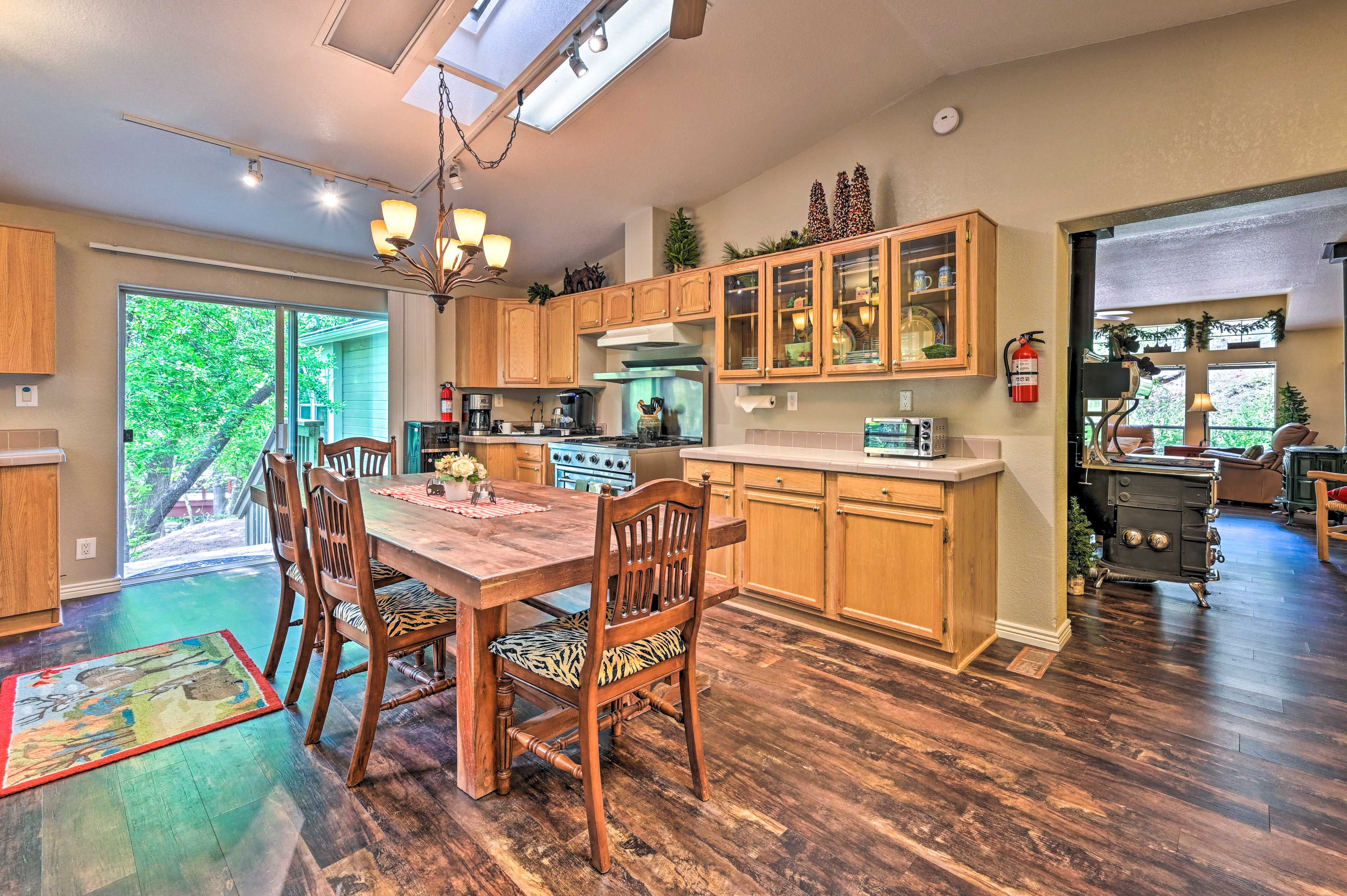 Kitchen & Dining Area | Dishware & Flatware Provided