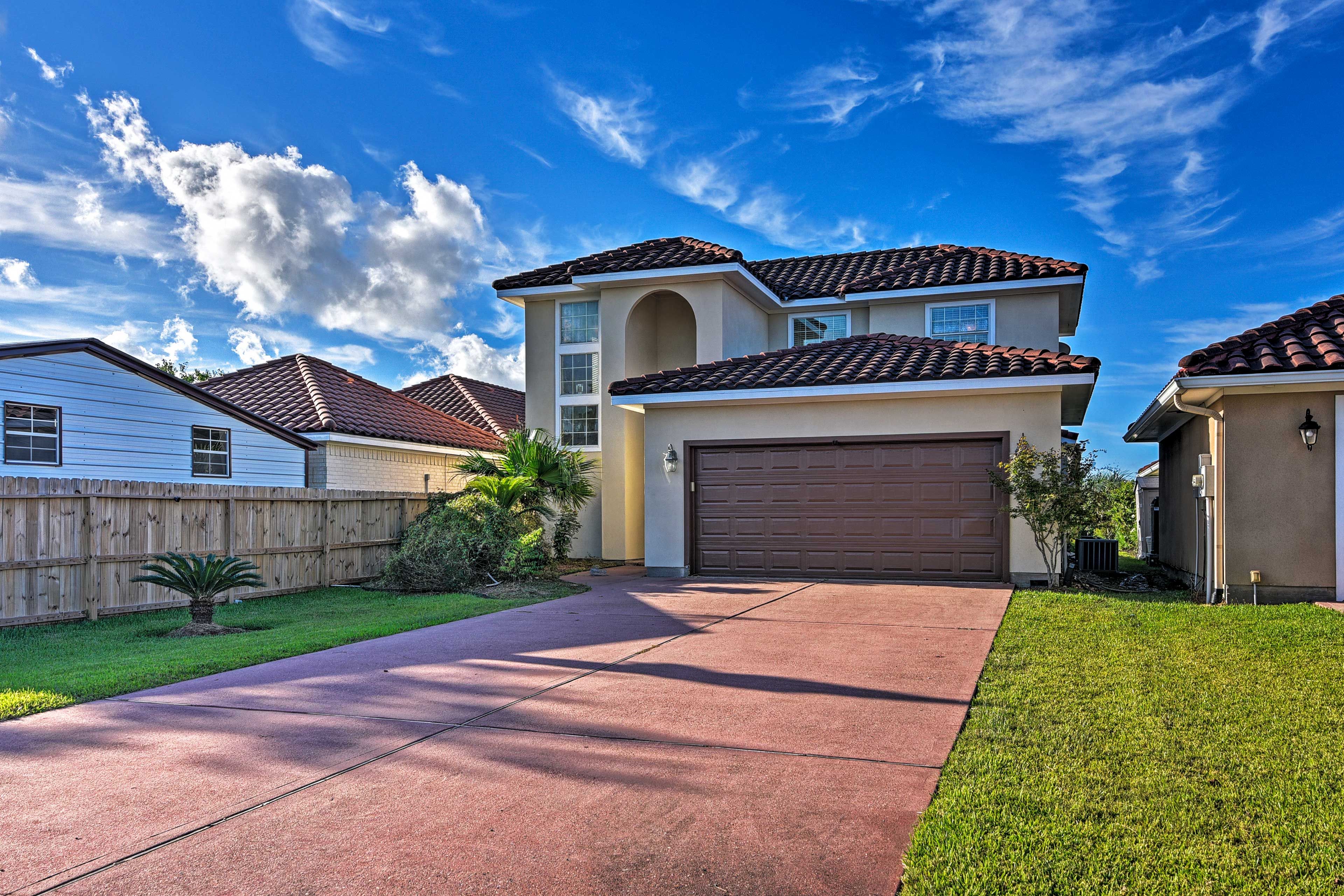 Dickinson Vacation Rental | 3BR | 2.5BA | 1,825 Sq Ft | 1 Small Step to Access