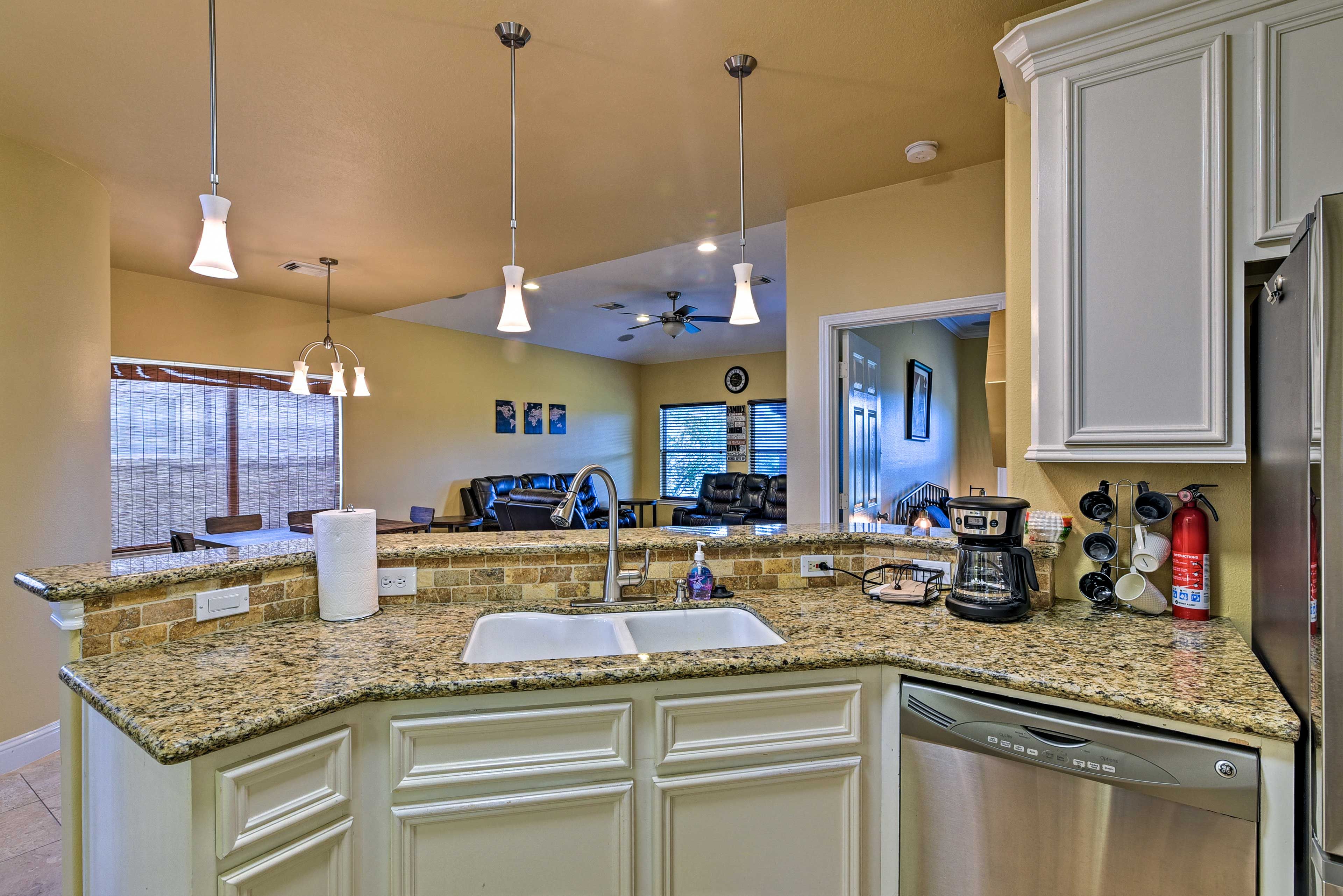 Kitchen | Paper Towels/Trash Bags Provided
